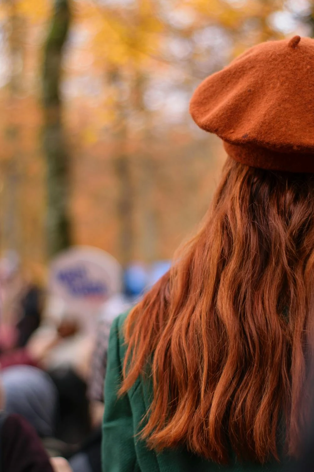 Una mujer paseando por su jardín | Fuente: Pexels