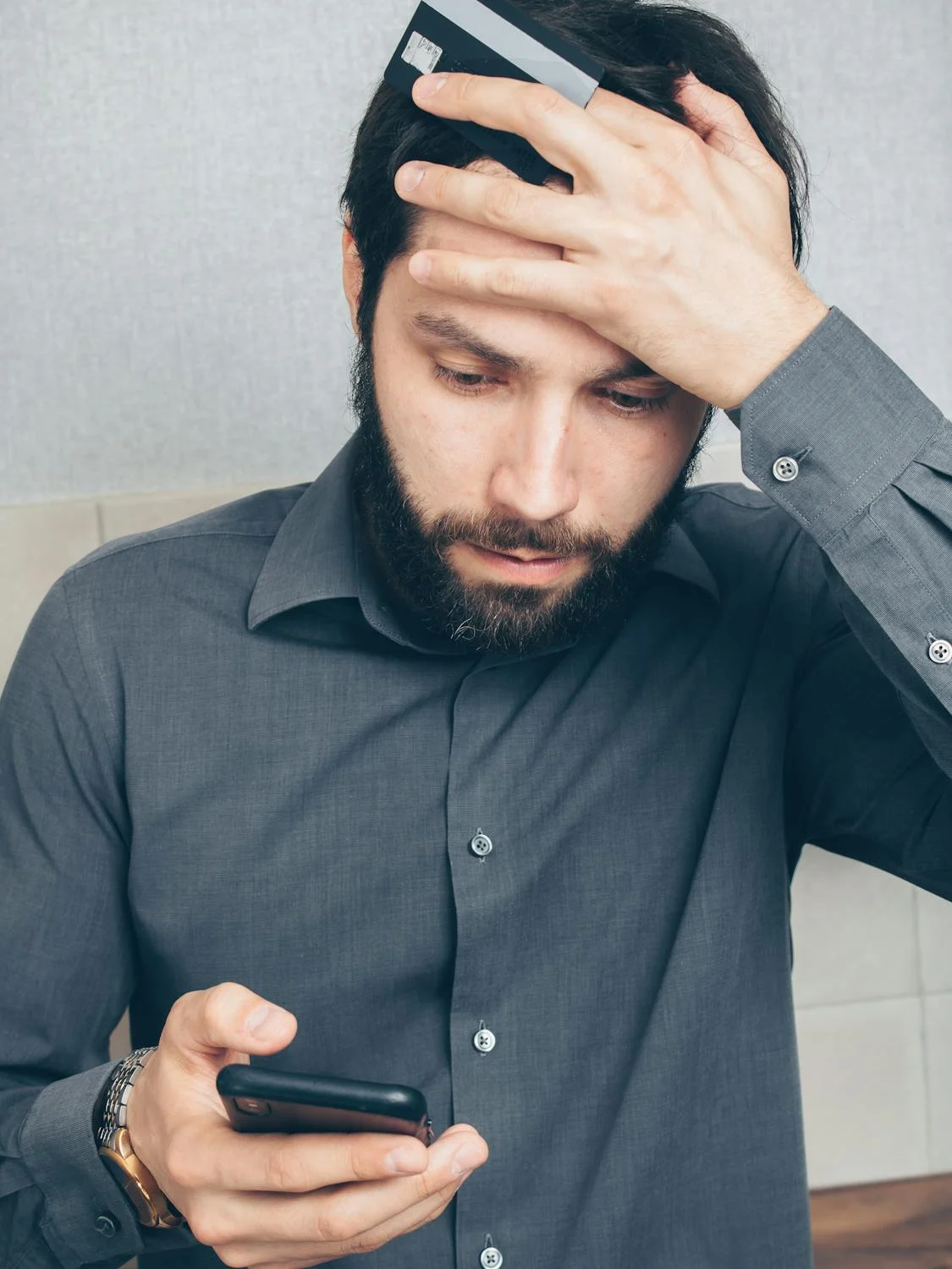 Un hombre desconcertado mirando su teléfono | Fuente: Pexels