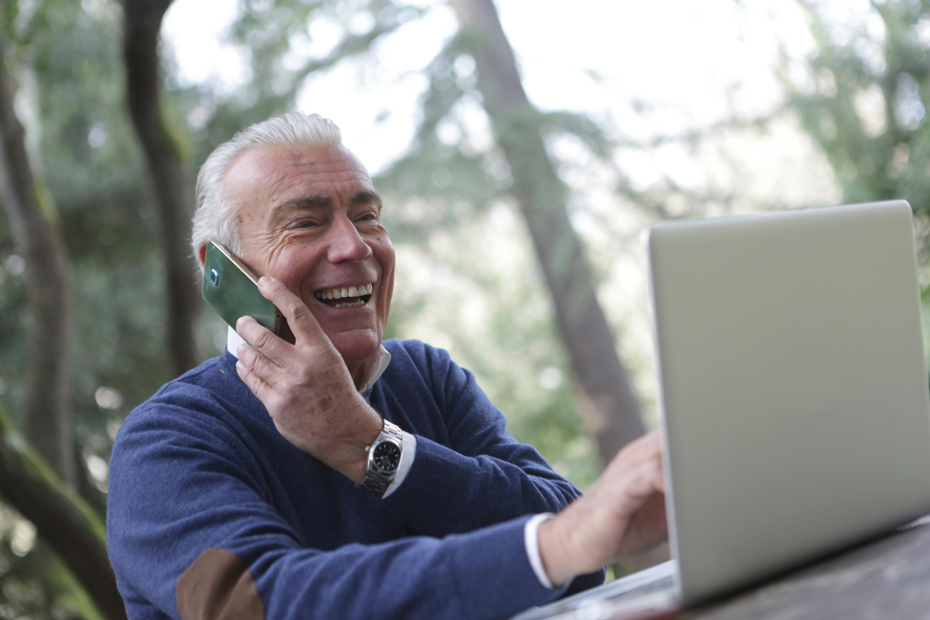 Un hombre hablando por teléfono | Fuente: Pexels