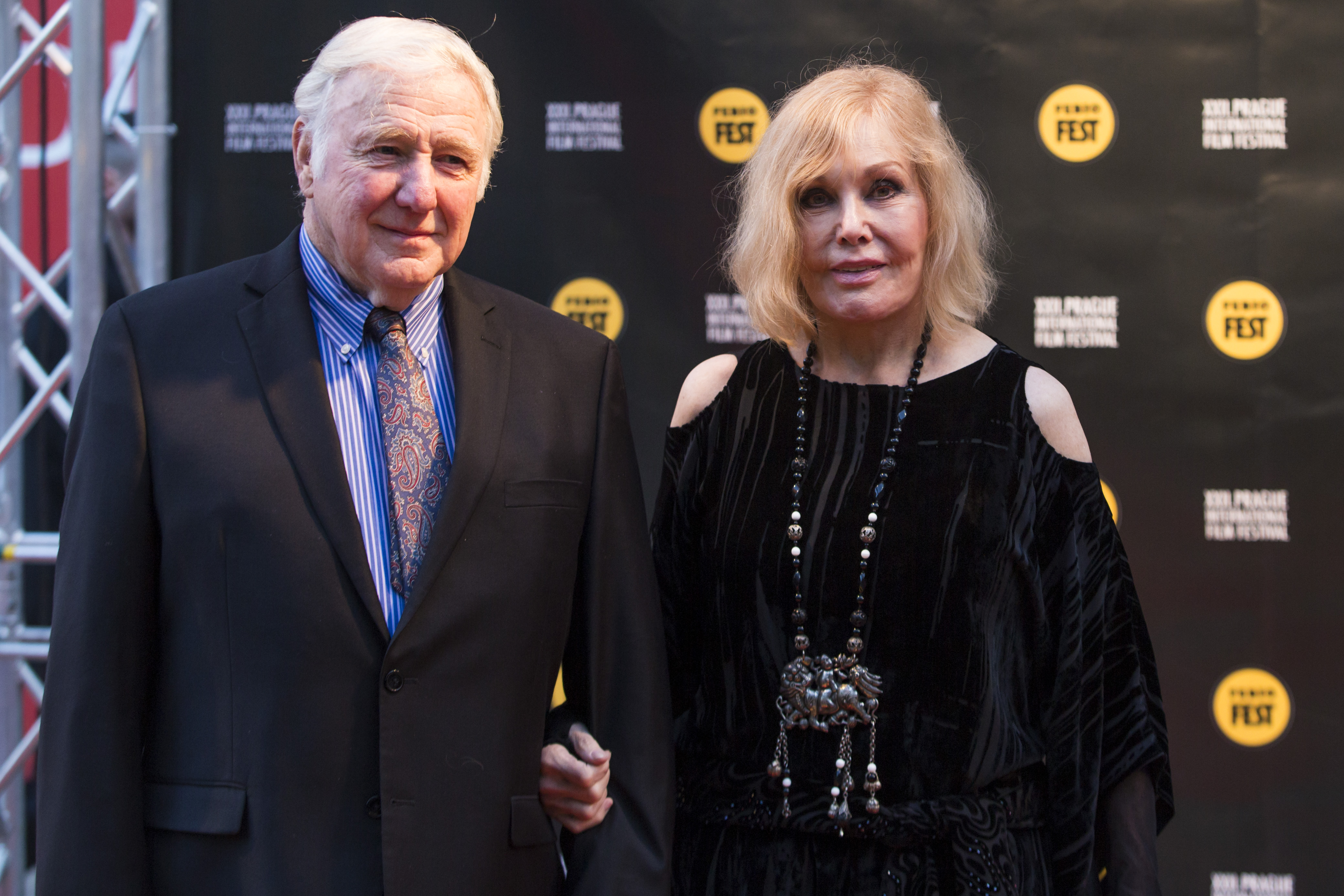 Kim Novak y Robert Malloy llegan a la ceremonia de apertura durante el Festival Internacional de Cine de Praga Febiofest en Praga, República Checa, el 19 de marzo de 2015. | Fuente: Getty Images