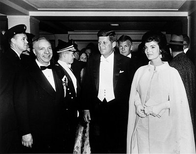 Jacqueline Kennedy Onassis junto a su esposo, el presidente John F. Kennedy en un evento. | Foto: Pixabay