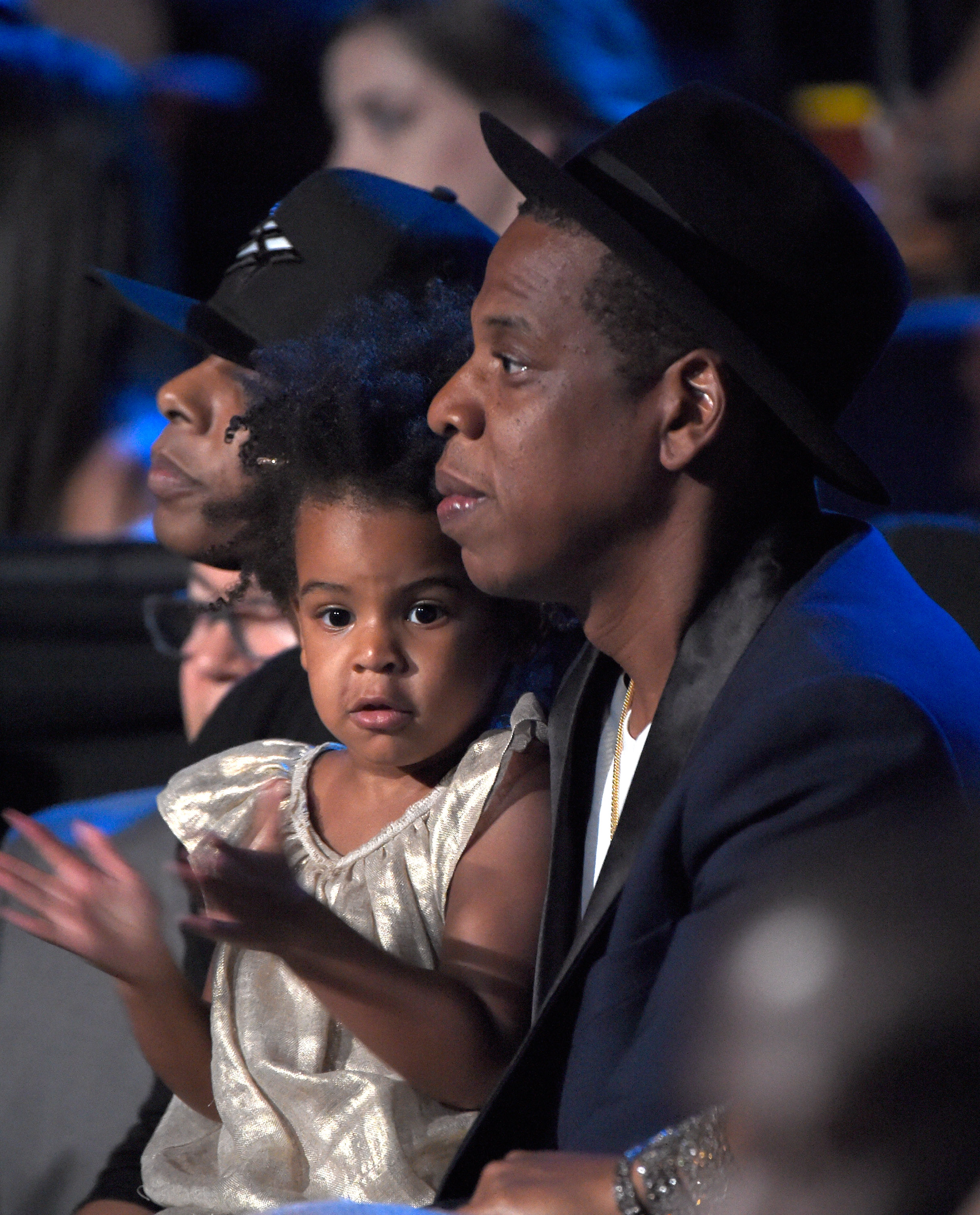 Blue Ivy Carter y Jay Z en el público viendo la actuación de Beyonce durante los MTV Video Music Awards 2014 el 24 de agosto de 2014 en Inglewood, California | Foto: Getty Images