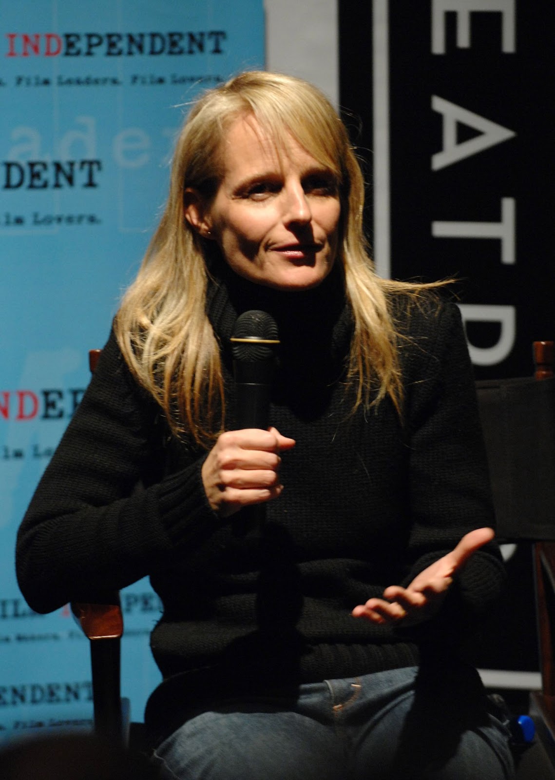 Helen Hunt hablando durante una sesión de preguntas y respuestas tras la proyección de "Then She Found Me" el 14 de abril de 2008 en Los Ángeles, California. | Fuente: Getty Images