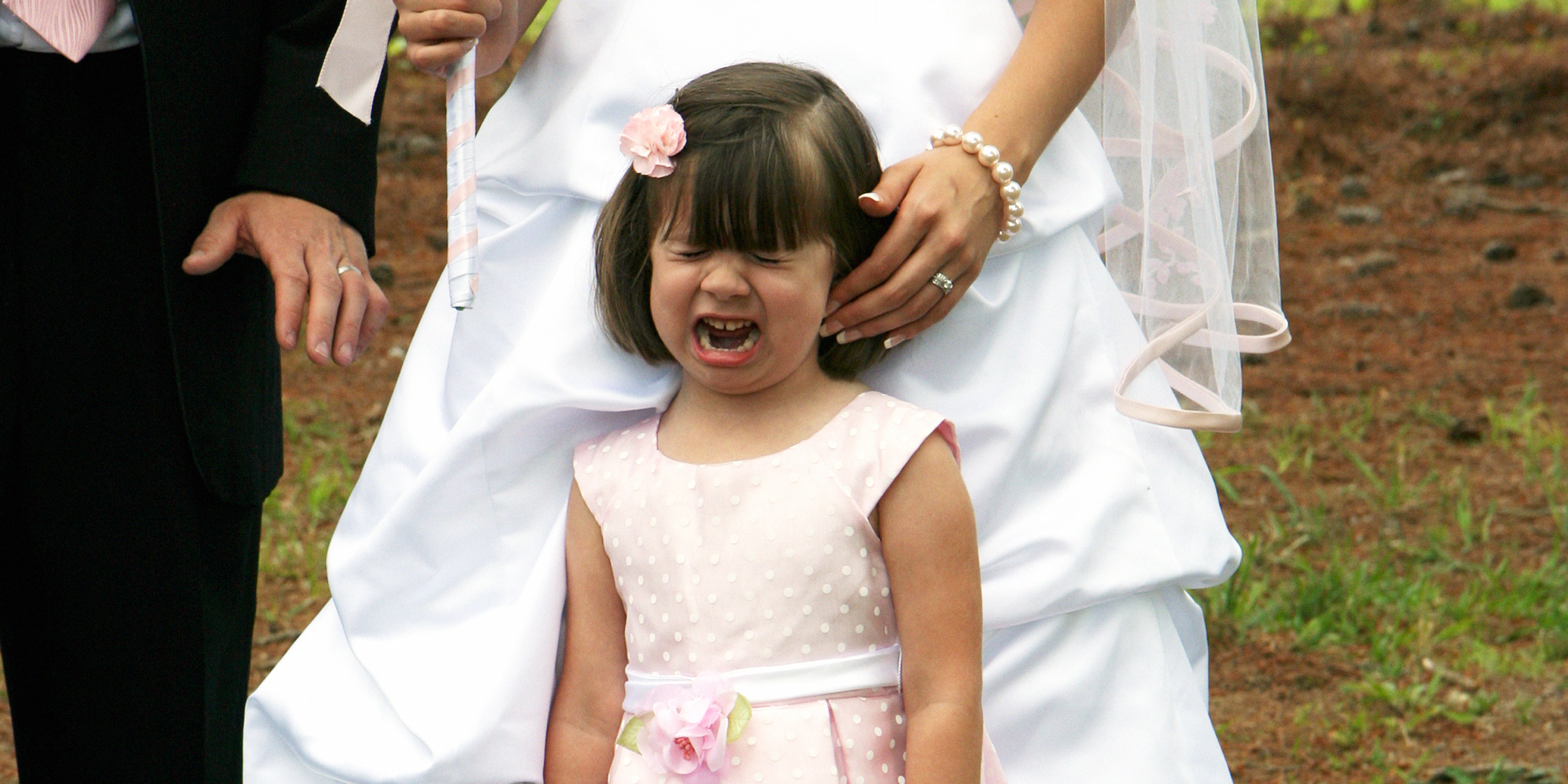 Una niña llorando durante una boda | Fuente: Getty Images