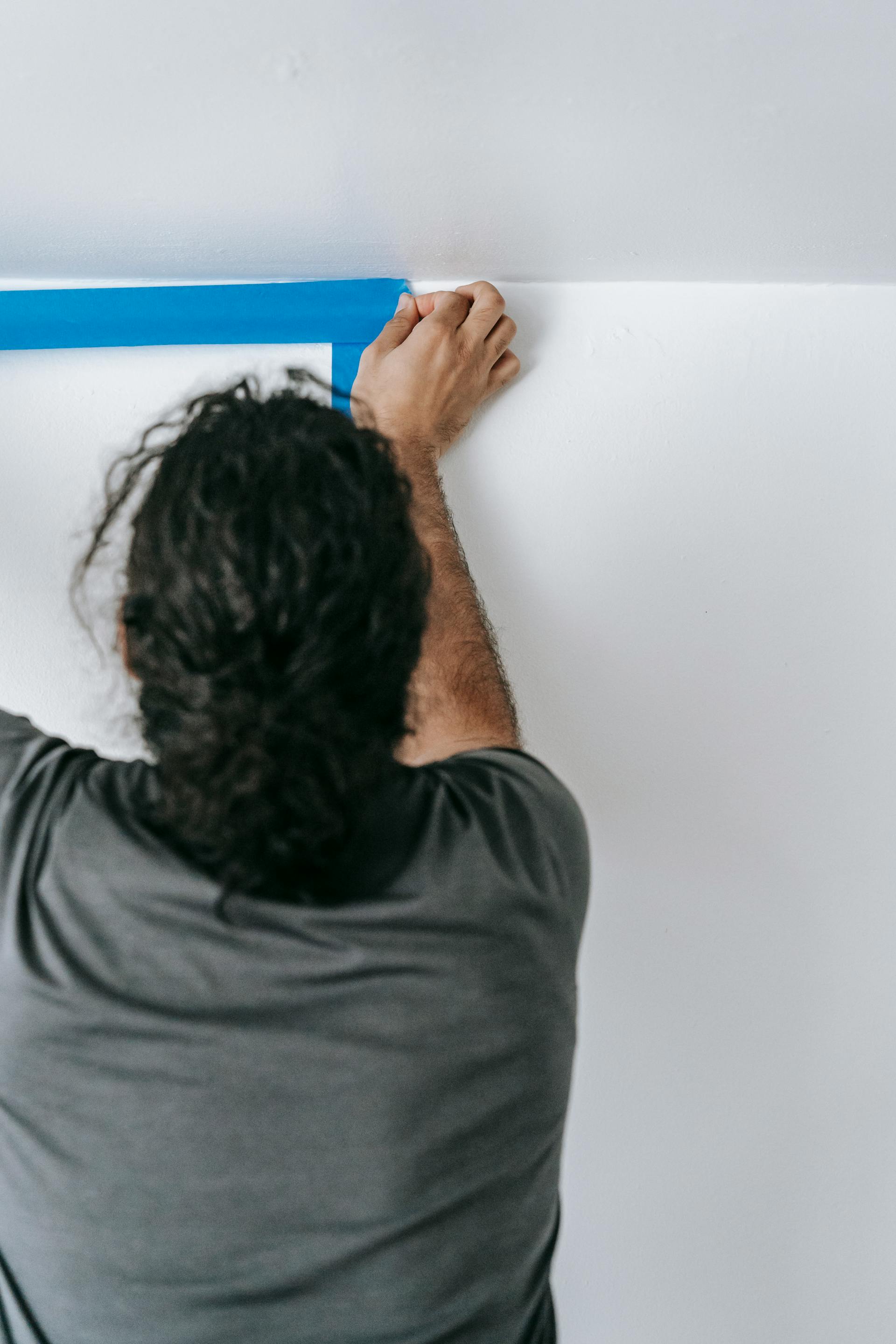 Un hombre haciendo reformas en su casa | Fuente: Pexels