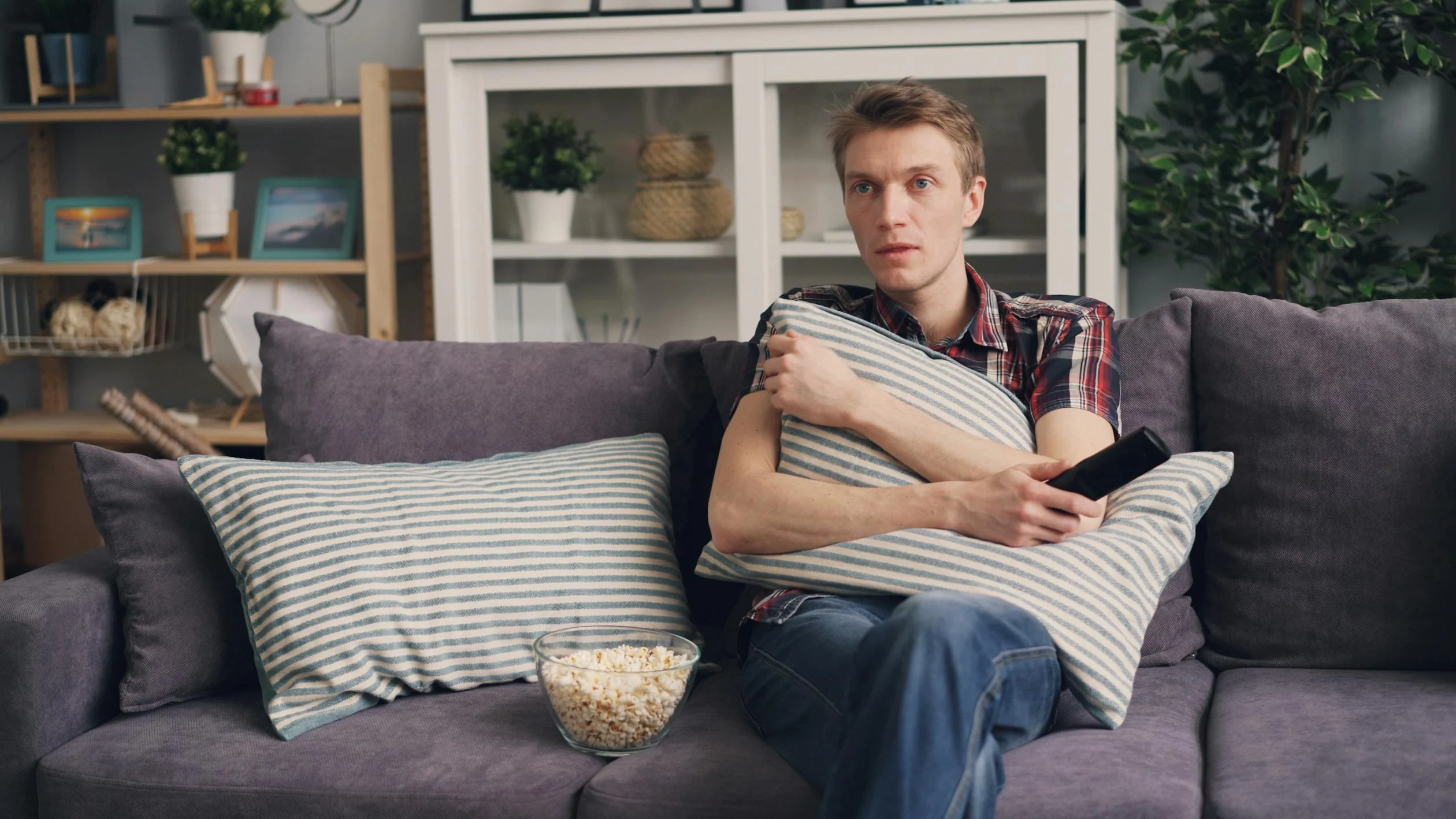 Un hombre viendo la tele ⏐ Fuente: Pexels