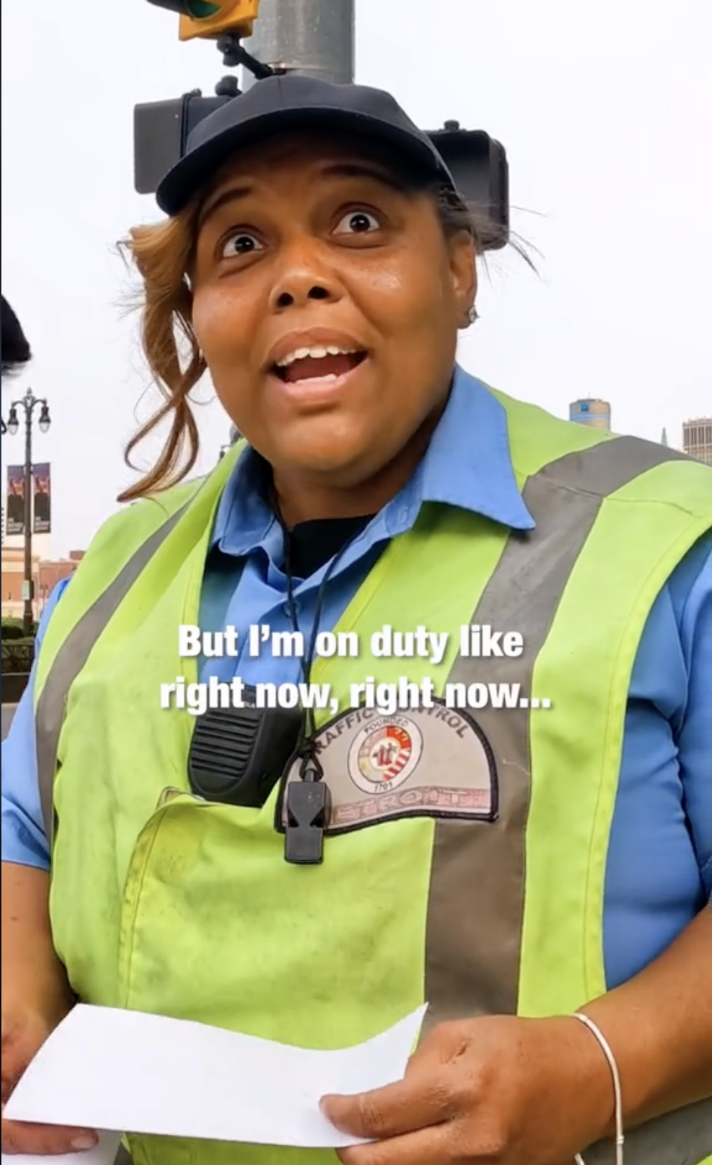 Linita Edge trabajando como agente de control de tránsito en Detroit, mientras Zachery Dereniowski la grababa para TikTok el 14 de mayo de 2023 | Foto: TikTok/mdmotivator