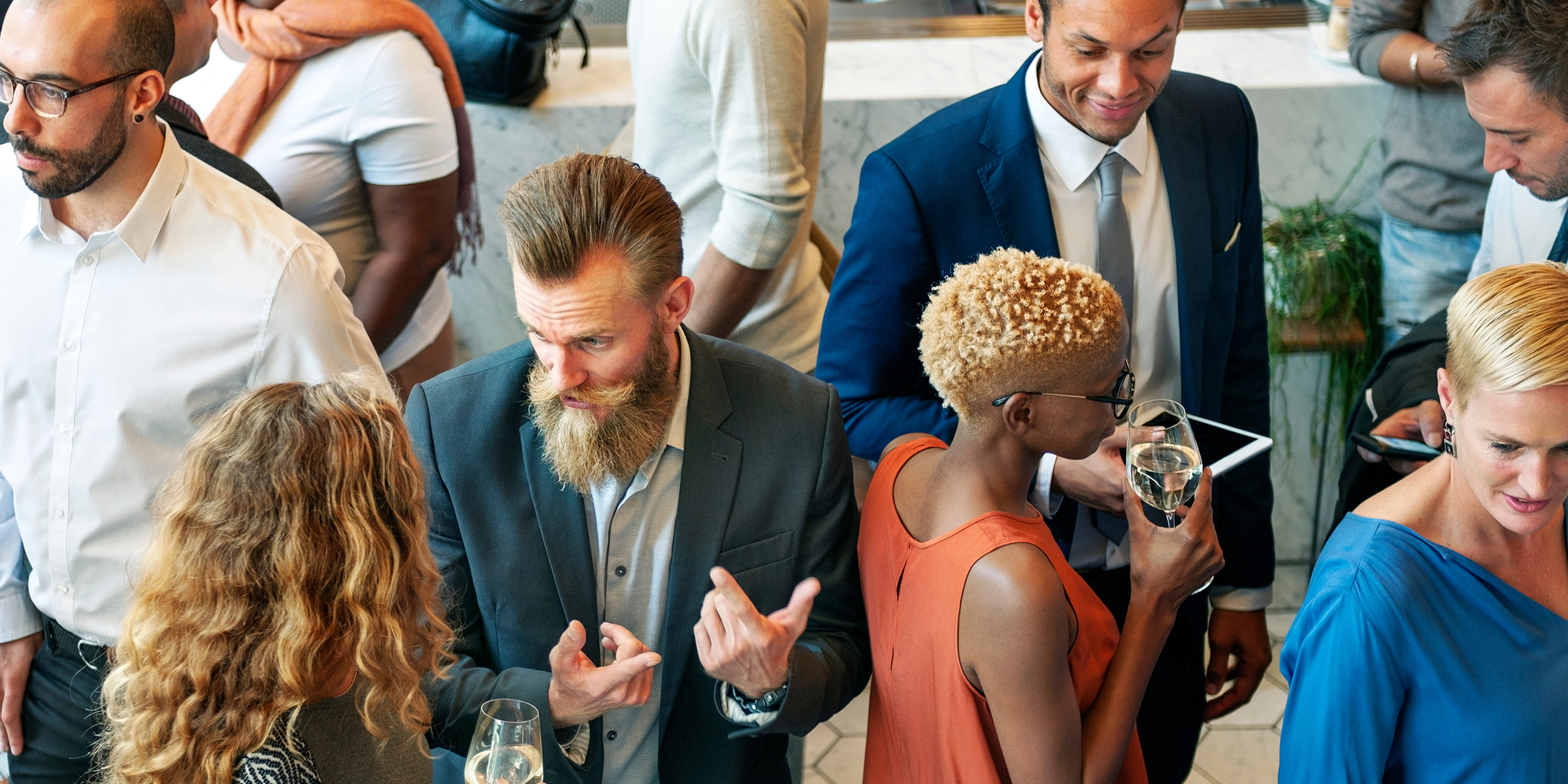 Gente en una fiesta corporativa | Fuente: Shutterstock