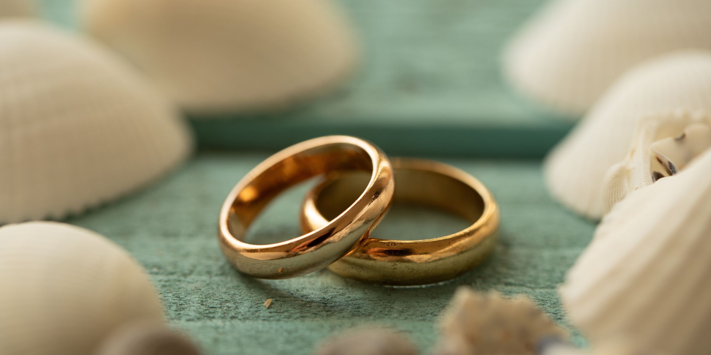 Un par de alianzas de oro | Fuente: Shutterstock