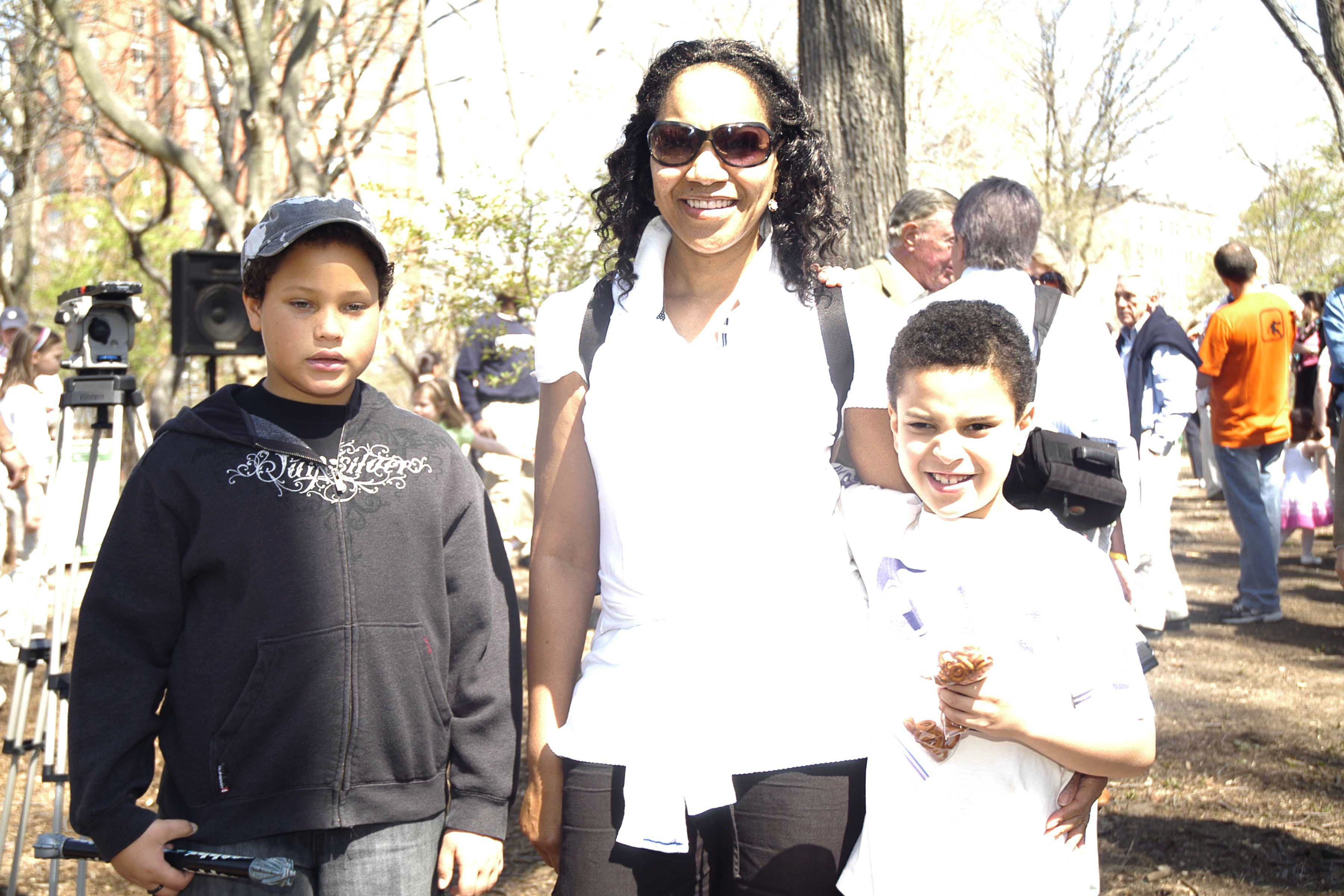 Grace Hightower y sus hijos en The Central Park Conservancy inauguran el Peter Jay Sharp Children's Glade el Día de la Tierra, el 22 de abril de 2007, en Nueva York | Fuente: Getty Images