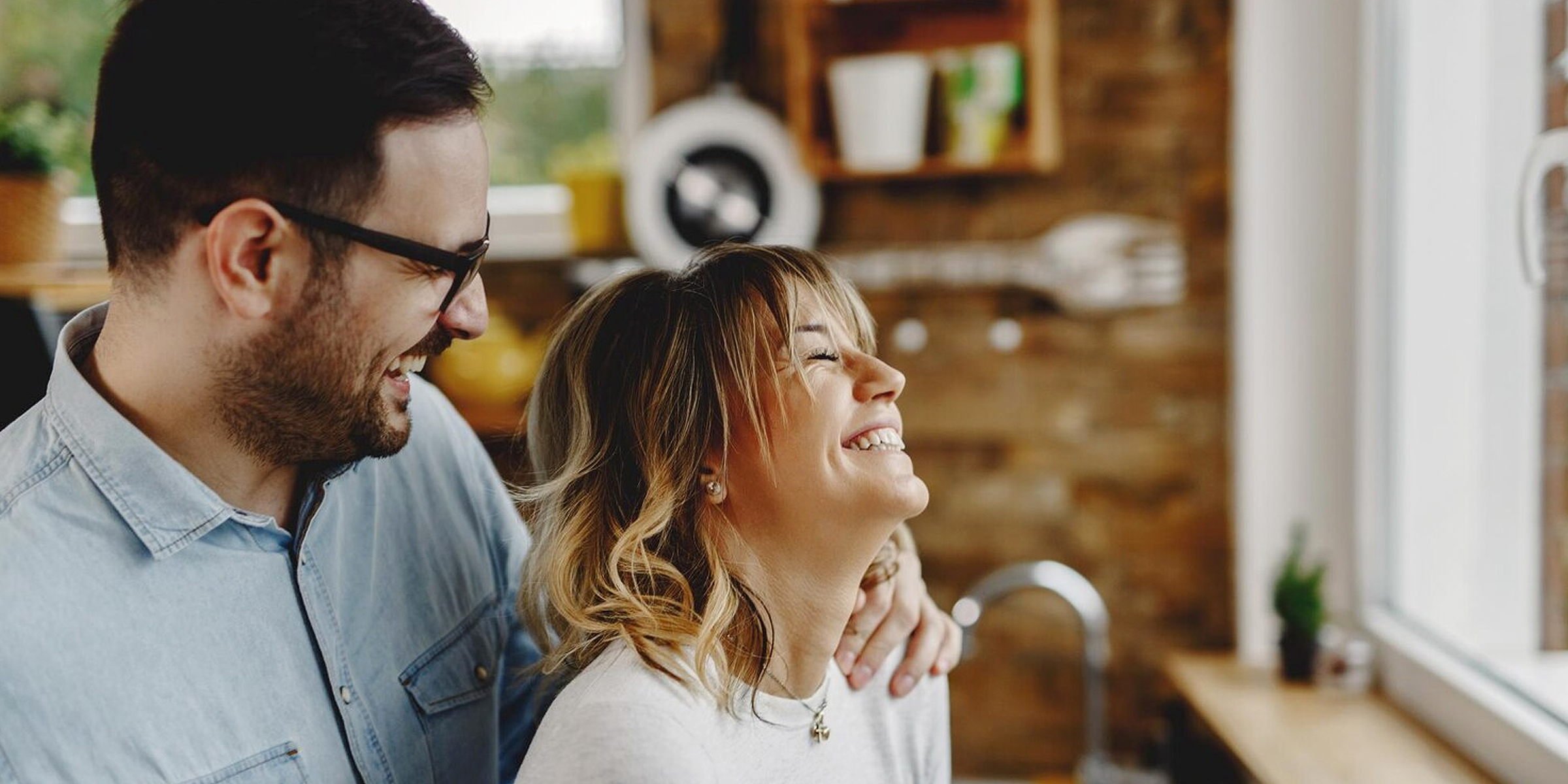 Una pareja riendo juntos | Fuente: Freepik