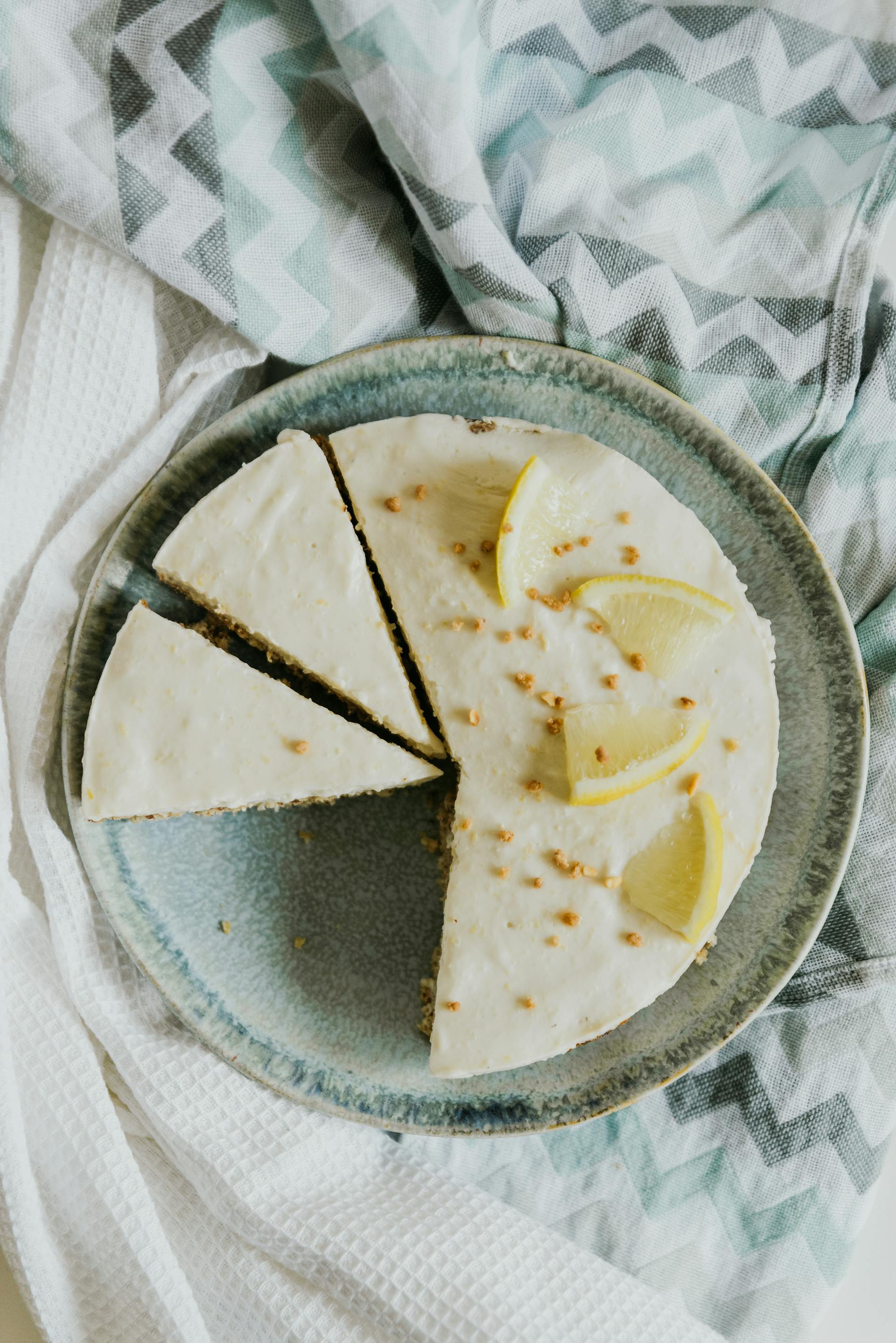 Tarta de queso y limón en un plato | Fuente: Pexels