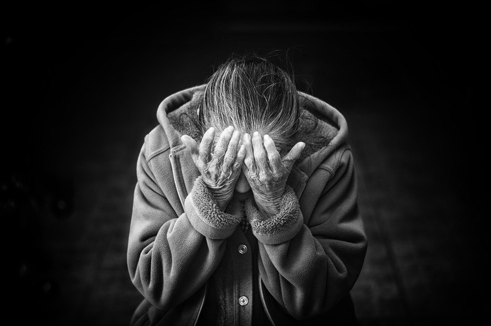 Mujer mayor triste| Foto: Pixabay