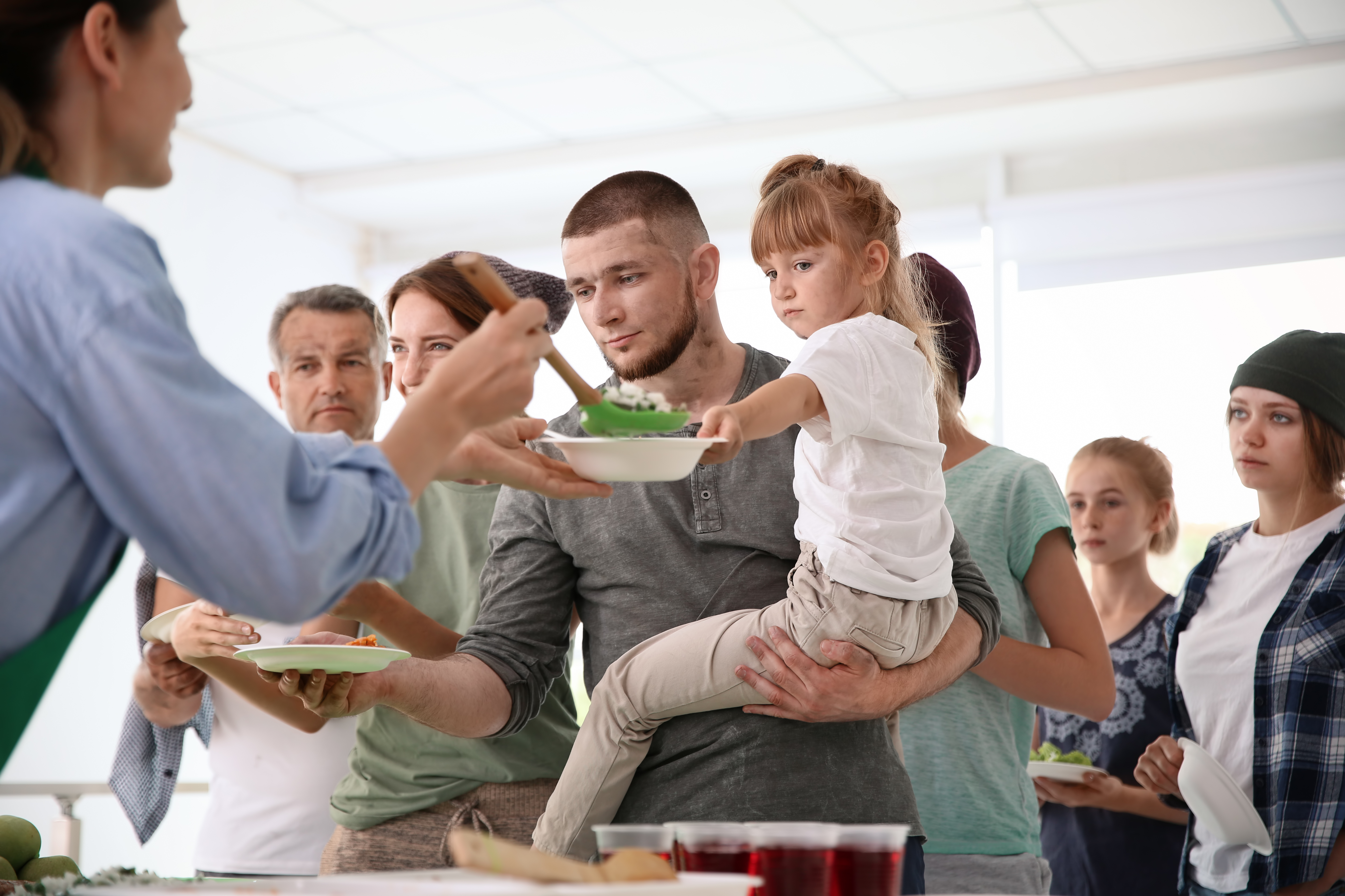 Personas esperan comida | Foto: Shutterstock