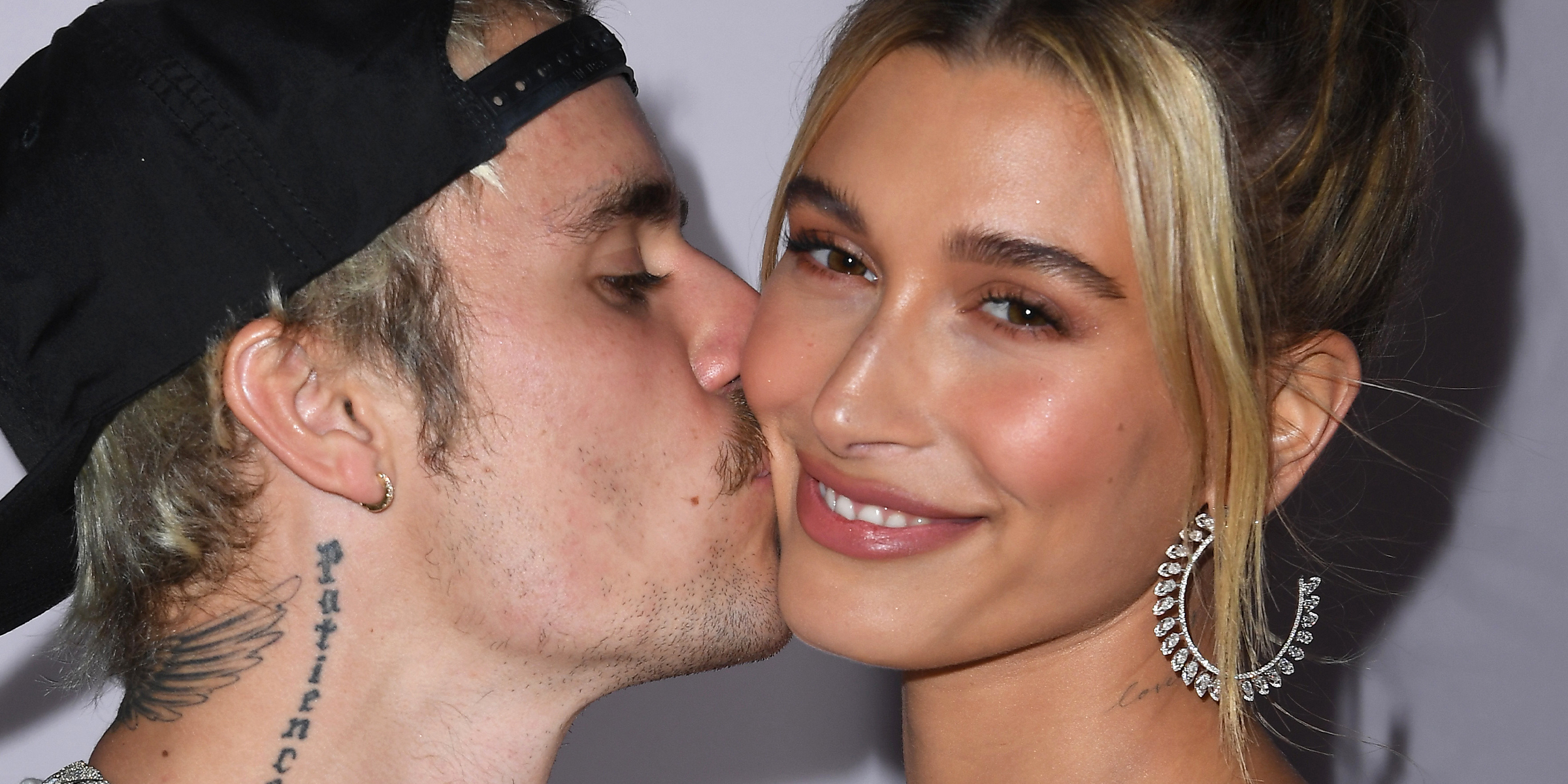 Justin y Hailey Bieber. | Fuente: Getty Images.