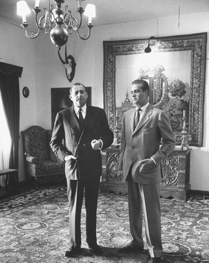Don Juan de Borbón junto a su hijo Juan Carlos, en 1960. | Foto: Getty Images
