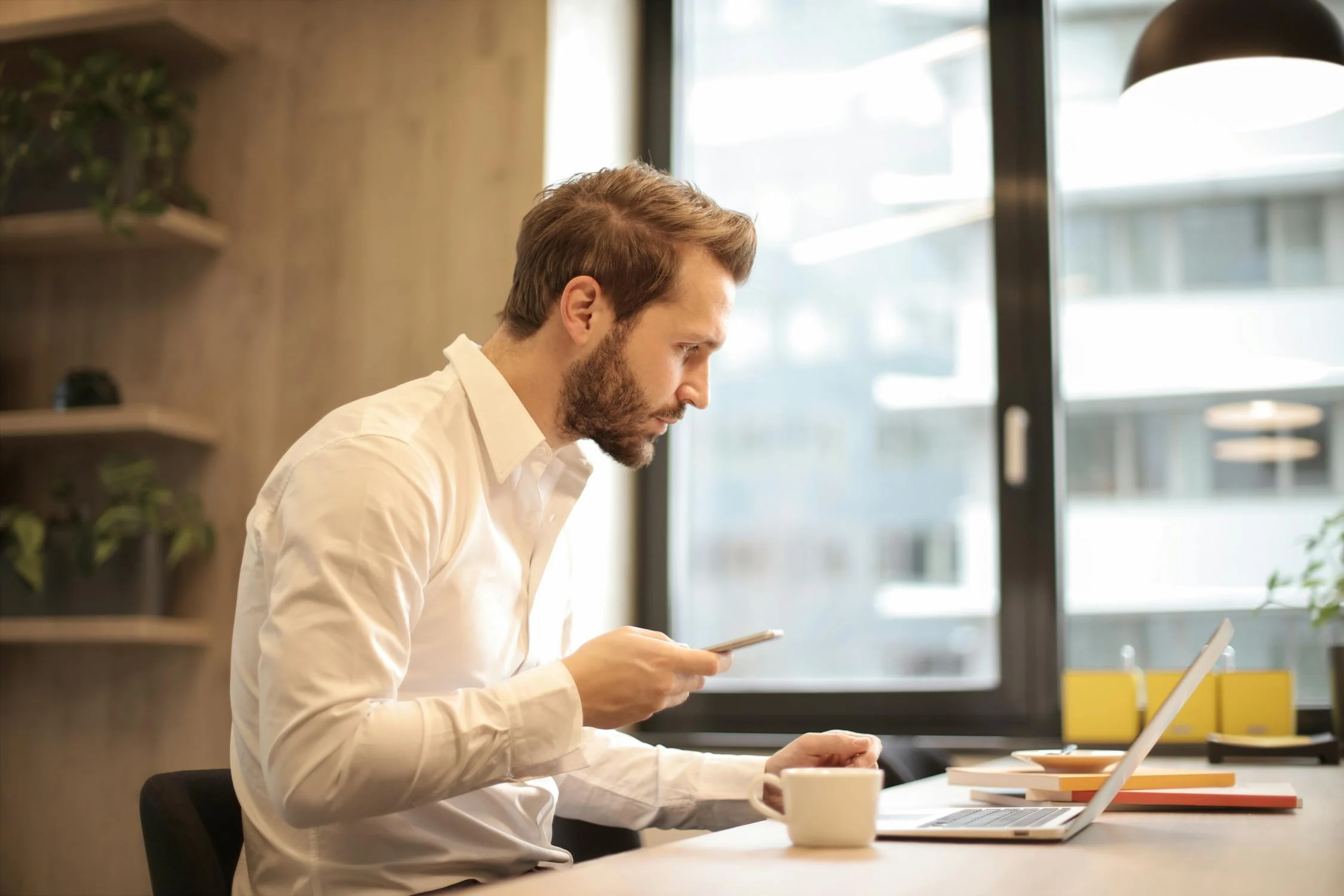 Un hombre serio con su portátil ⏐ Fuente: Pexels