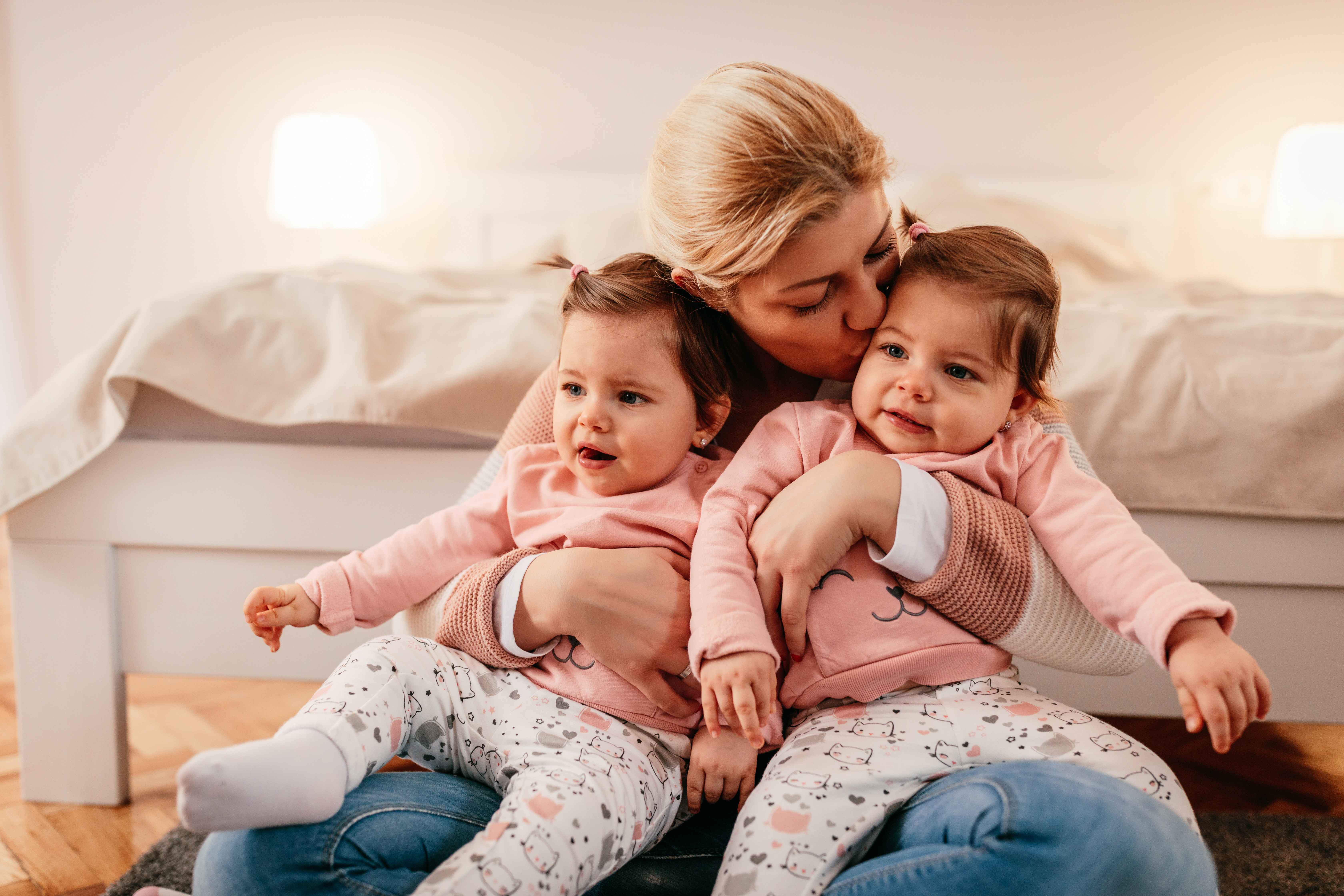Una madre con dos hijas gemelas | Foto: Shutterstock