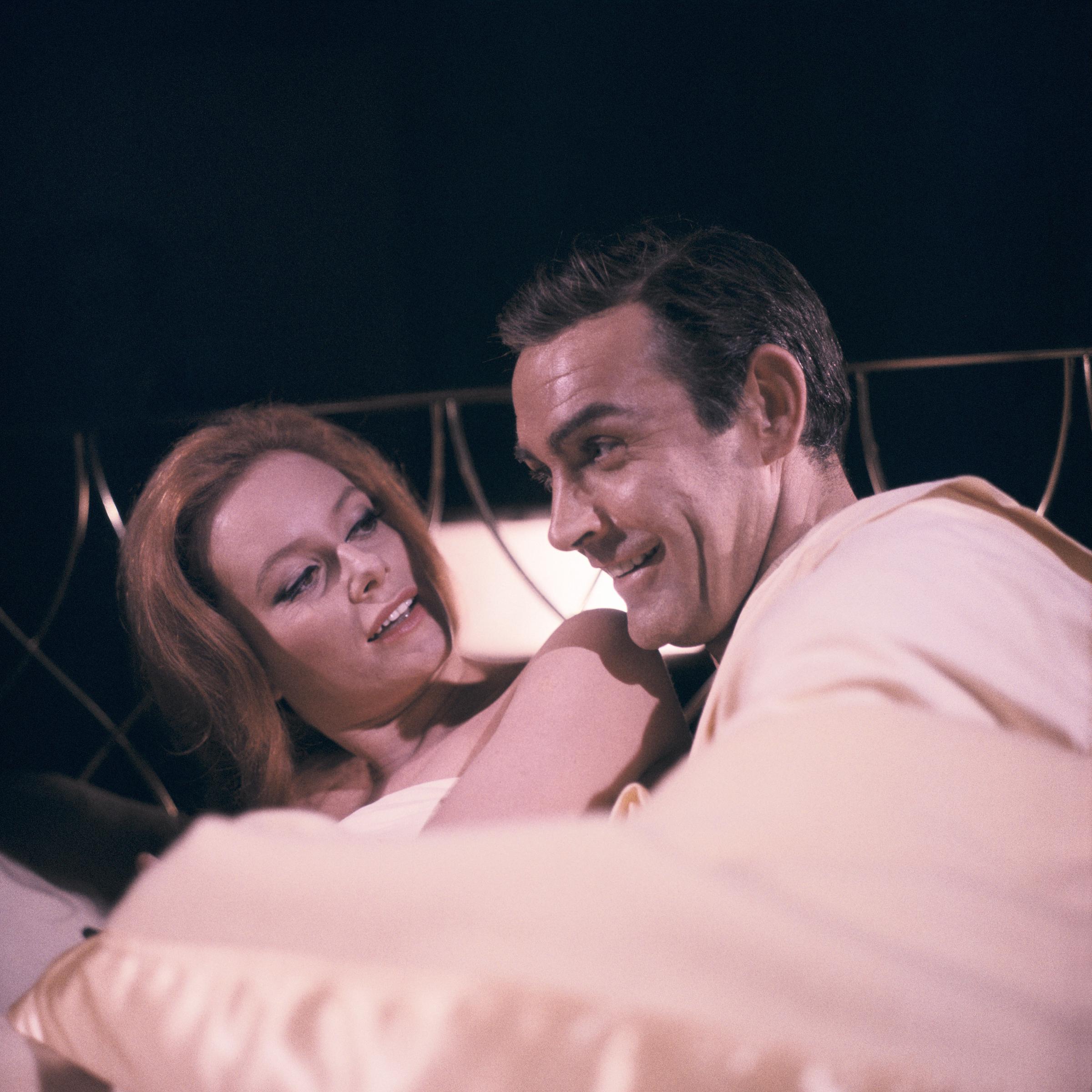 Luciana Paluzzi y Sean Connery en "Thunderball" en 1965. | Fuente: Getty Images