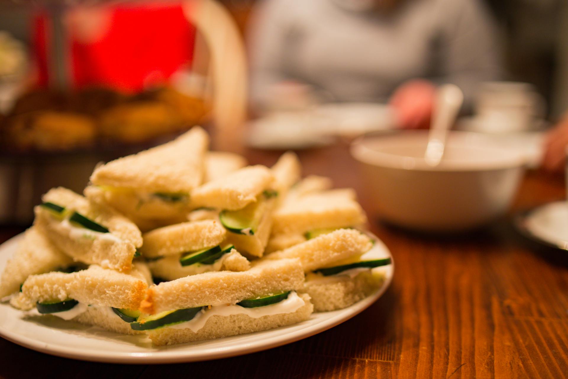 Un plato de bocadillos sobre una mesa | Foto: Pexels