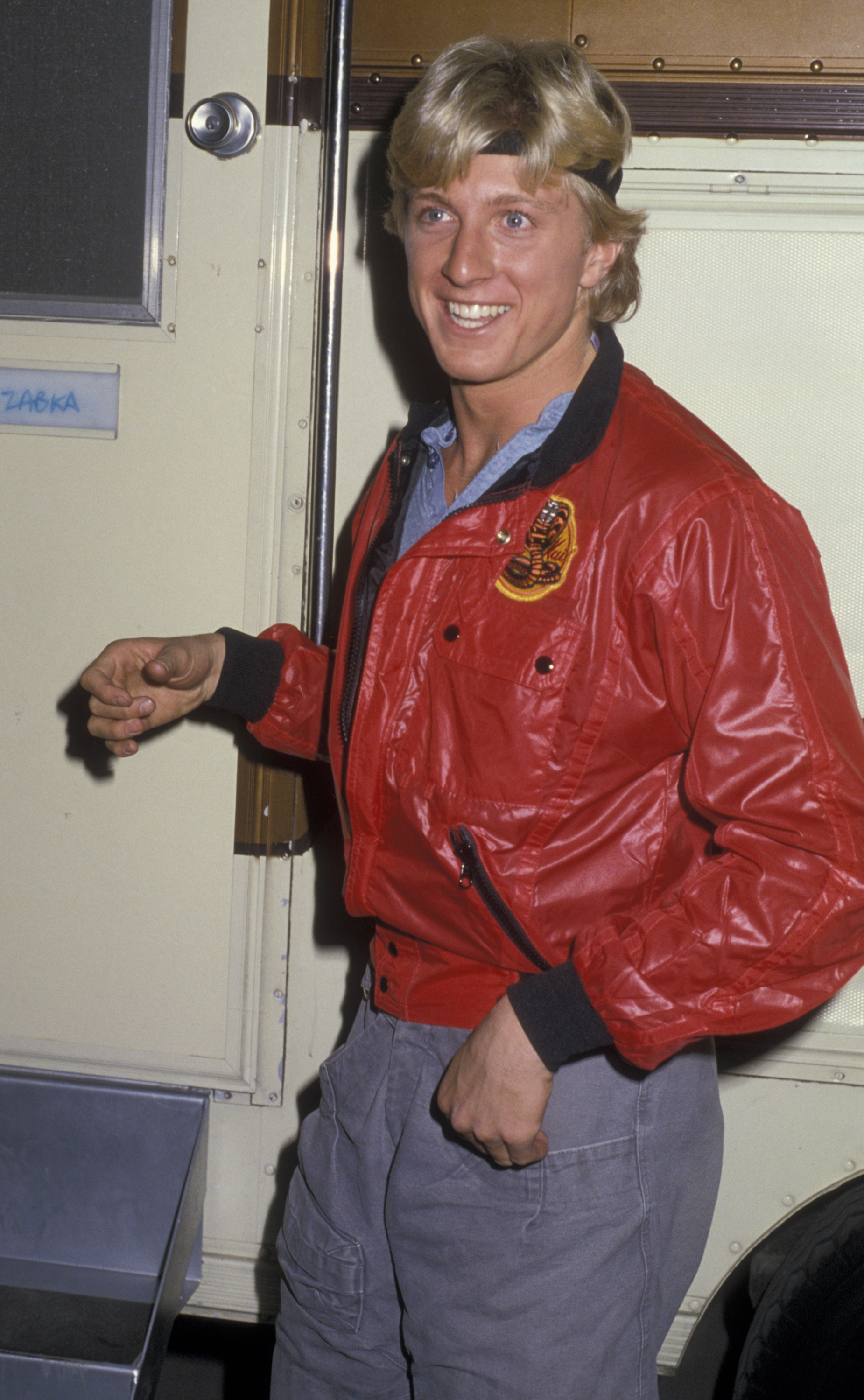 El actor visto en el rodaje de "The Karate Kid" el 8 de noviembre de 1985. en Los Ángeles, California | Fuente: Getty Images