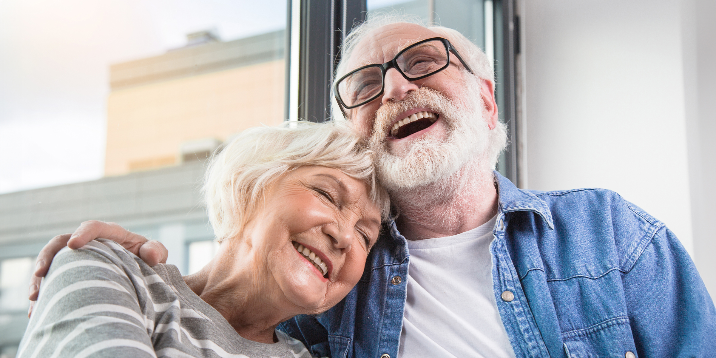 Una pareja madura riendo juntos | Fuente: Shutterstock