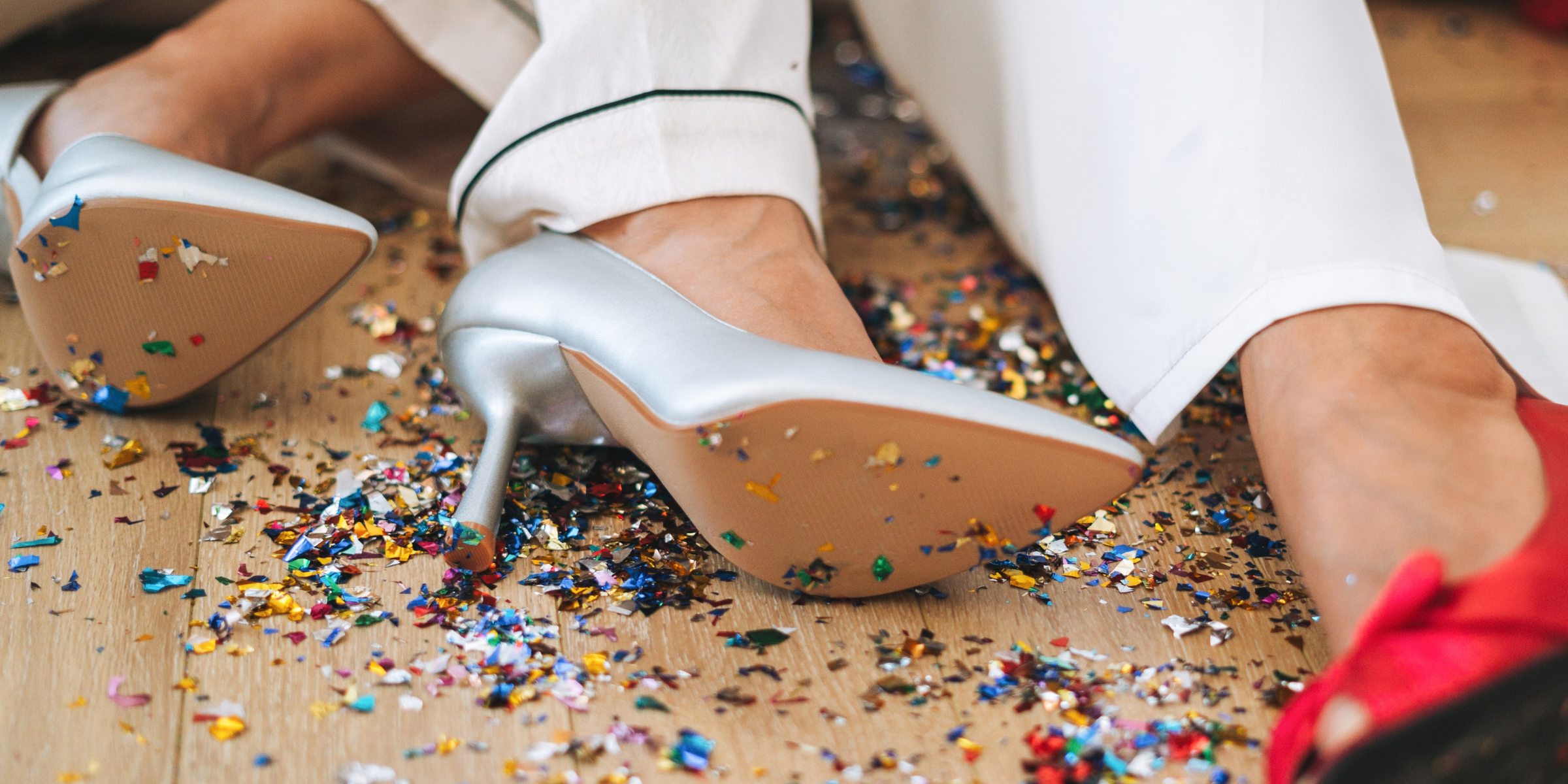 Piedi femminili in eleganti scarpe con il tacco alto | Fonte: Getty Images