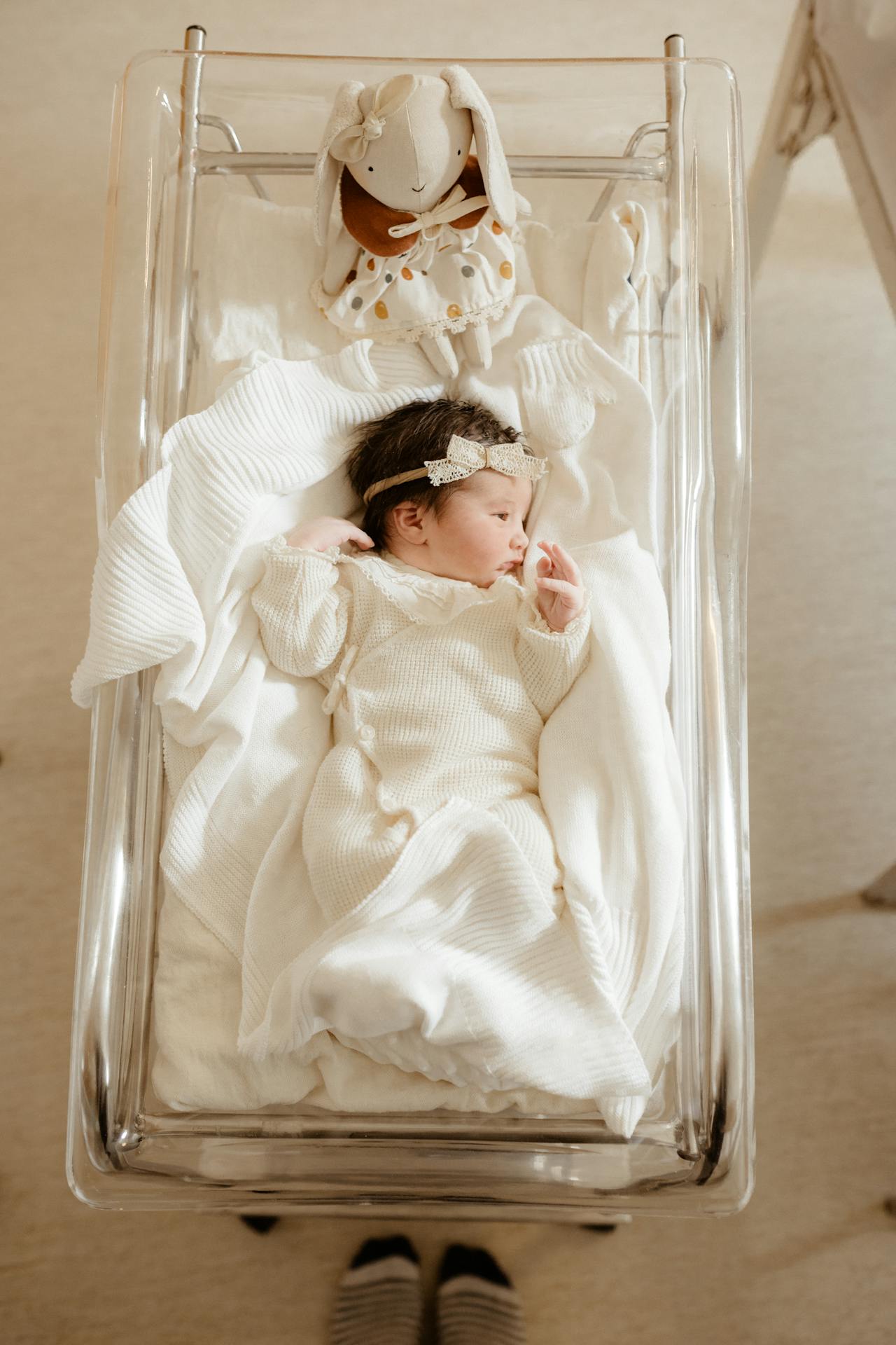 Una adorable niña tumbada en su cuna | Fuente: Pexels