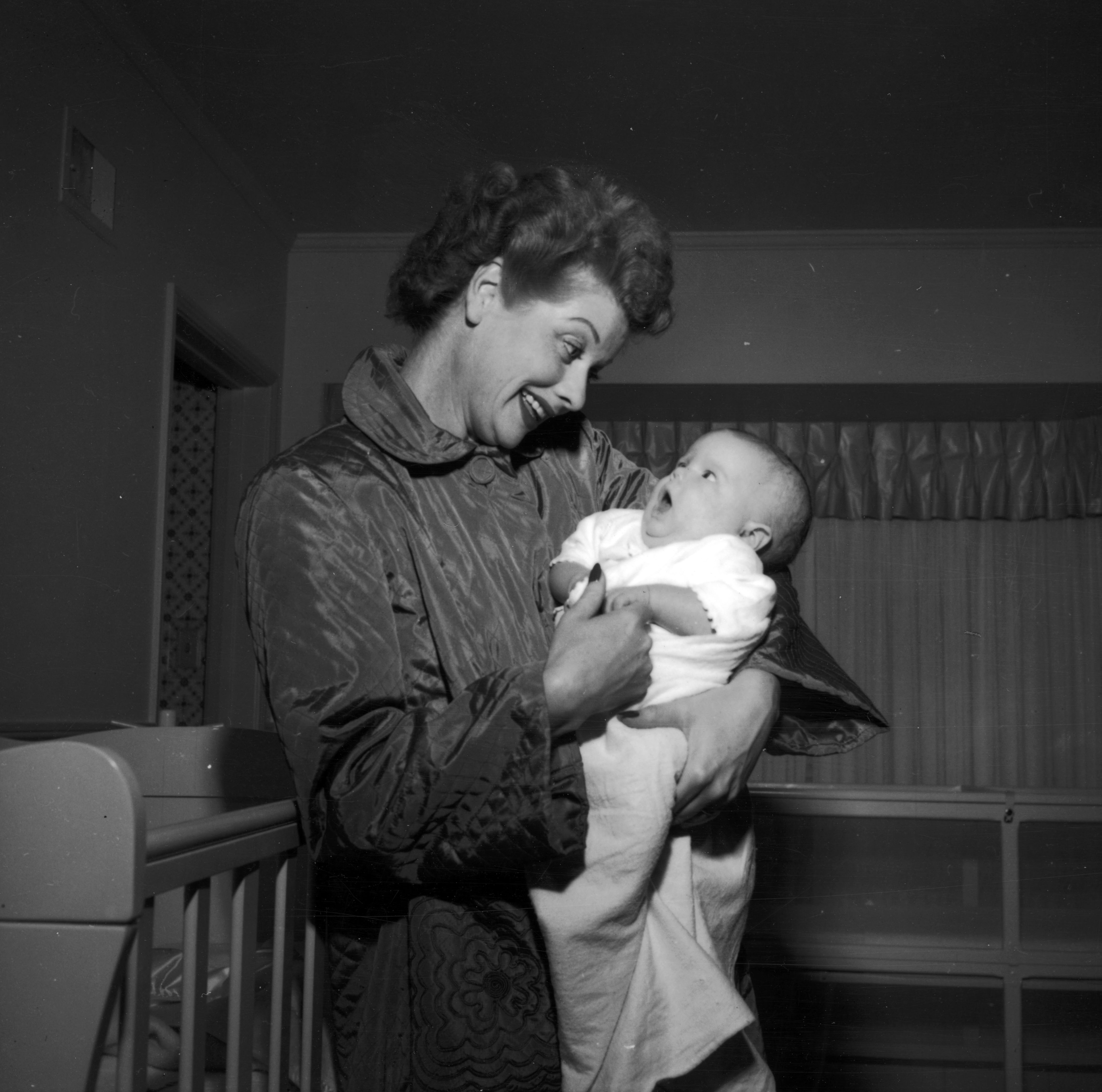 Lucille Ball y Desi Arnaz Jr. en casa con en 1953 | Fuente: Getty Images