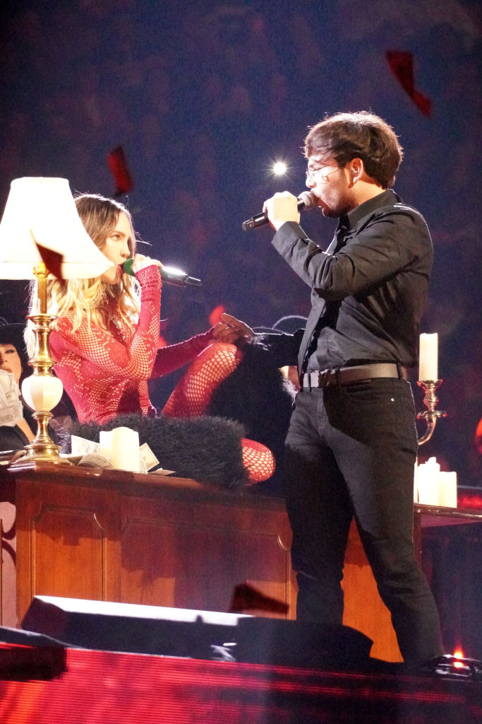 Belinda junto a Tito Double P en los Premios Lo Nuestro 2025. | Foto: Getty Images