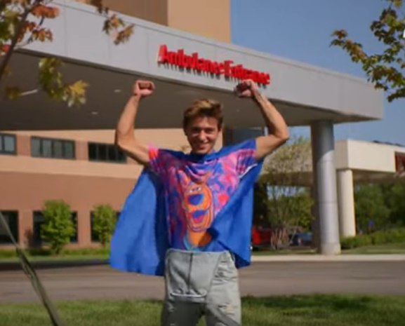 Michael Pruitt, el "chico milagro", celebra frente al hospital con una capa de superhéroe. | Foto: YouTube/Today