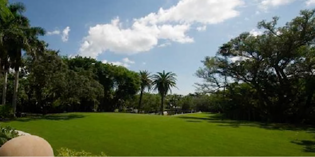 La residencia principal de la madre de Adam Sandler en Boca Ratón, Florida, adquirida en abril de 1999. | Foto: Getty Images