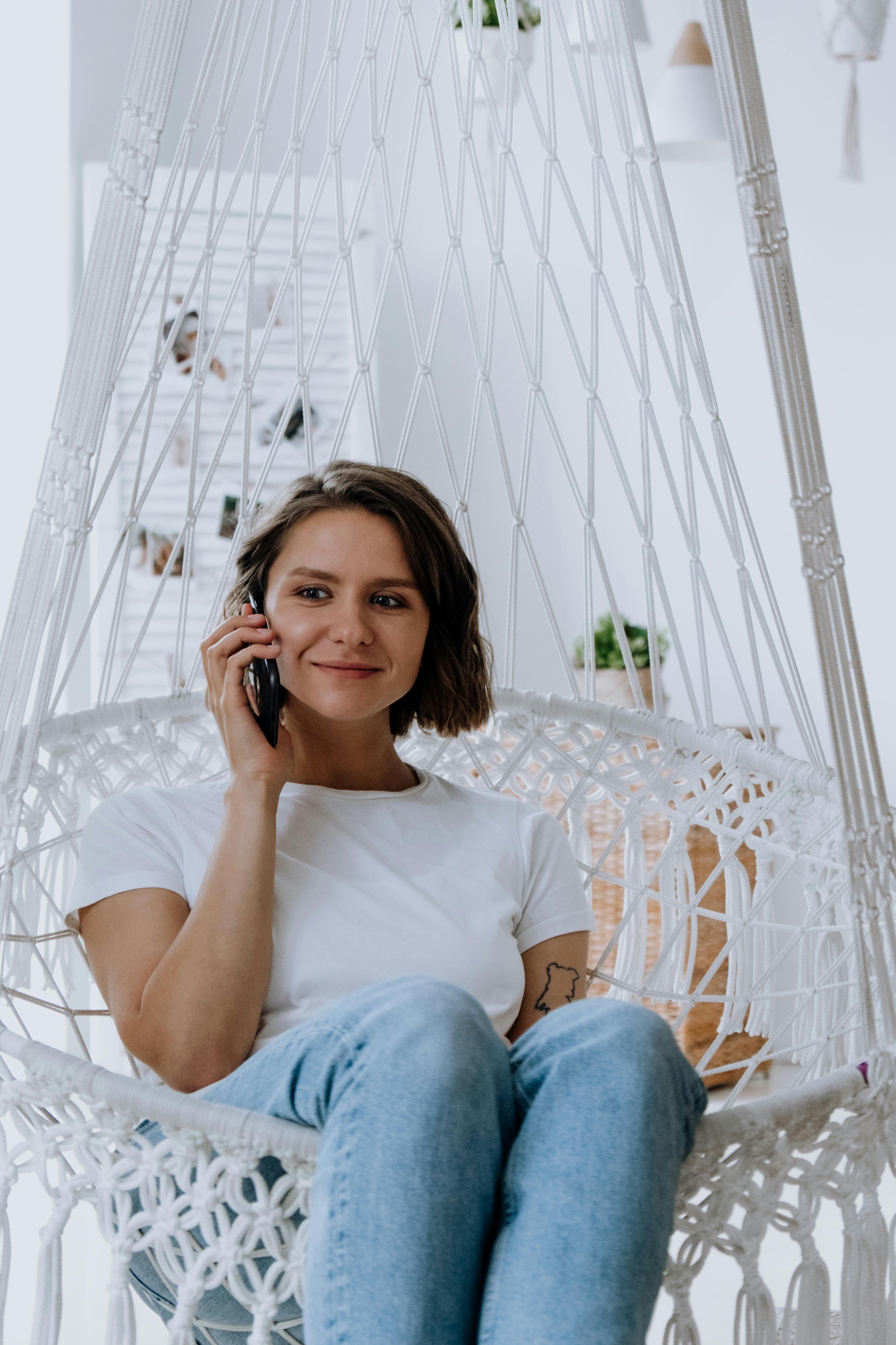 Una mujer de aspecto neutro hablando con alguien por teléfono | Fuente: Pexels