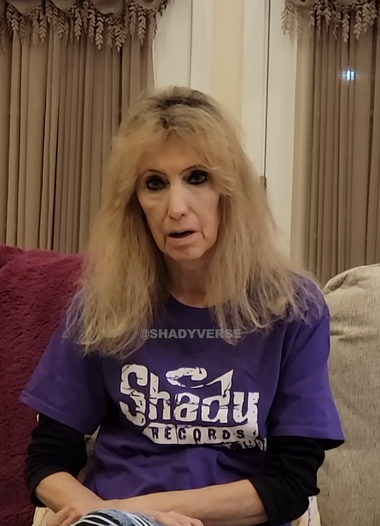 Debbie Nelson en un vídeo del 7 de noviembre de 2022 en el que felicita a Eminem por su ingreso en el Salón de la Fama| Fuente: YouTube/@theshadyverse