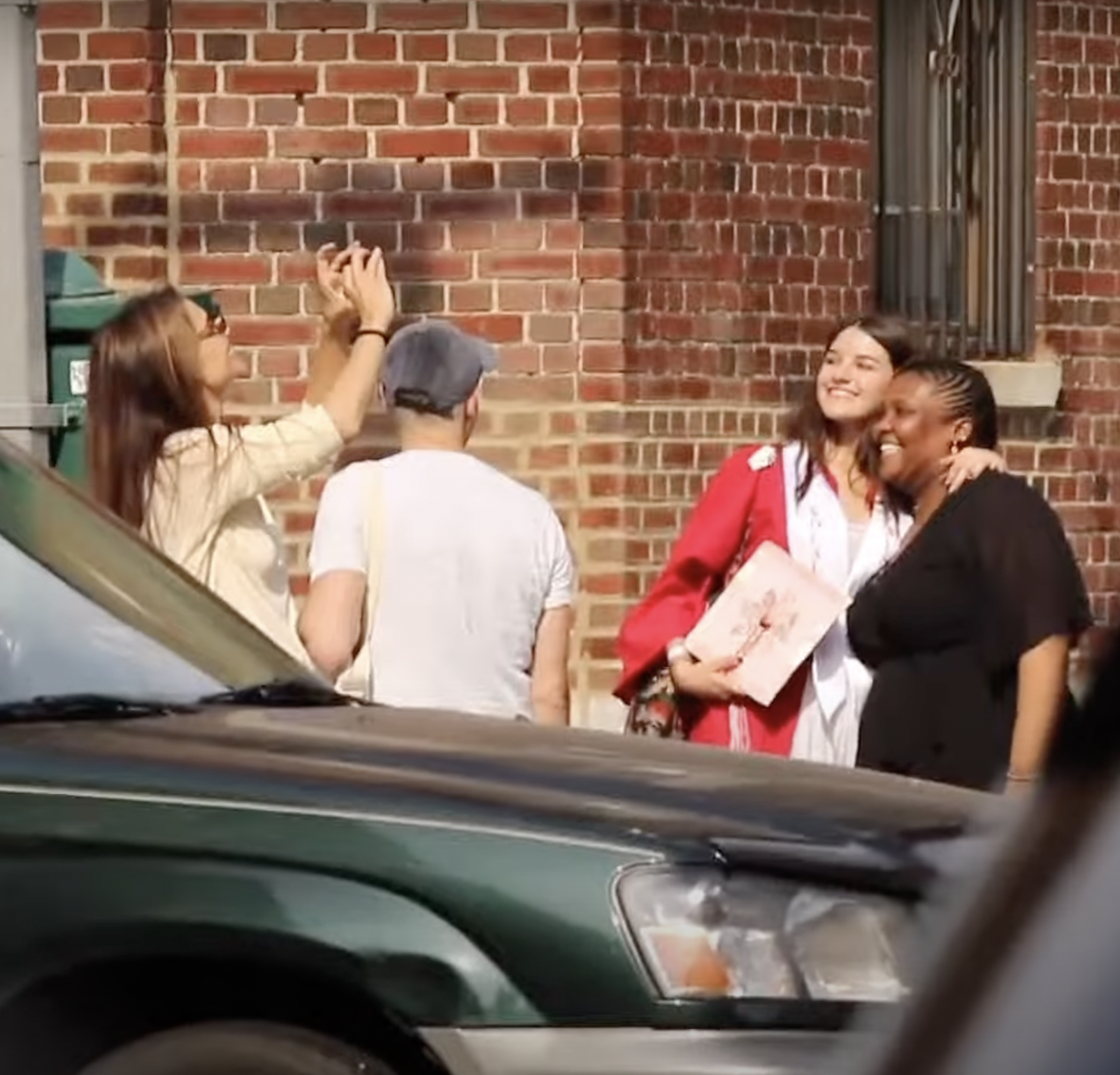 Katie Holmes, Suri Cruise y dos amigas celebran la graduación del instituto de la adolescente con sus compañeros de clase en Nueva York, en un post fechado el 22 de junio de 2024 | Fuente: YouTube/Page Six