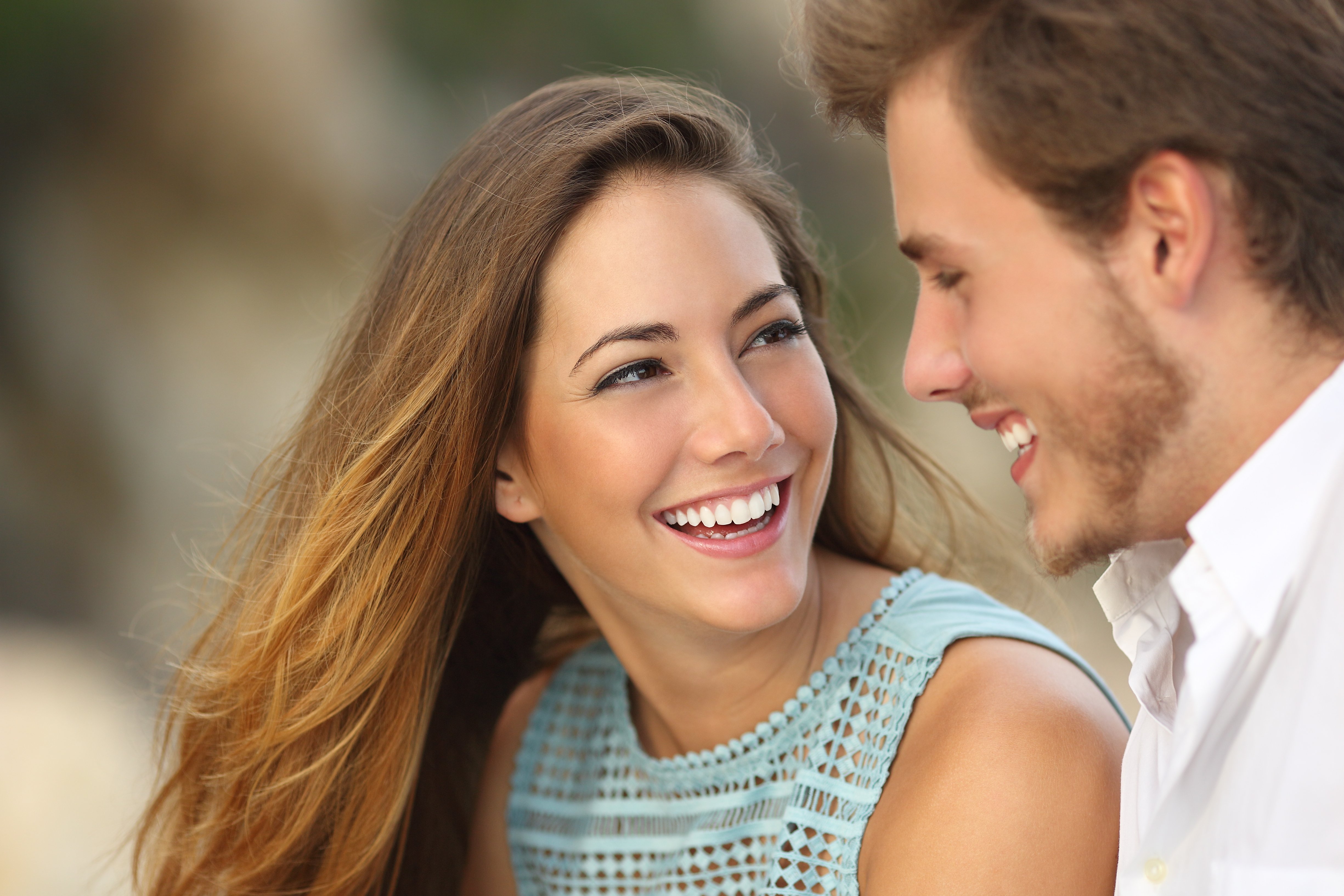 Pareja de novios divirtiéndose y riéndose. | Foto: Shutterstock