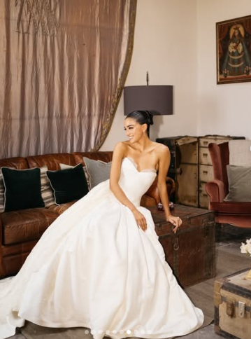 Alejandra Capetilo posando con su vestido de novia. | Fuente: Instagram/Lorena Formoso.