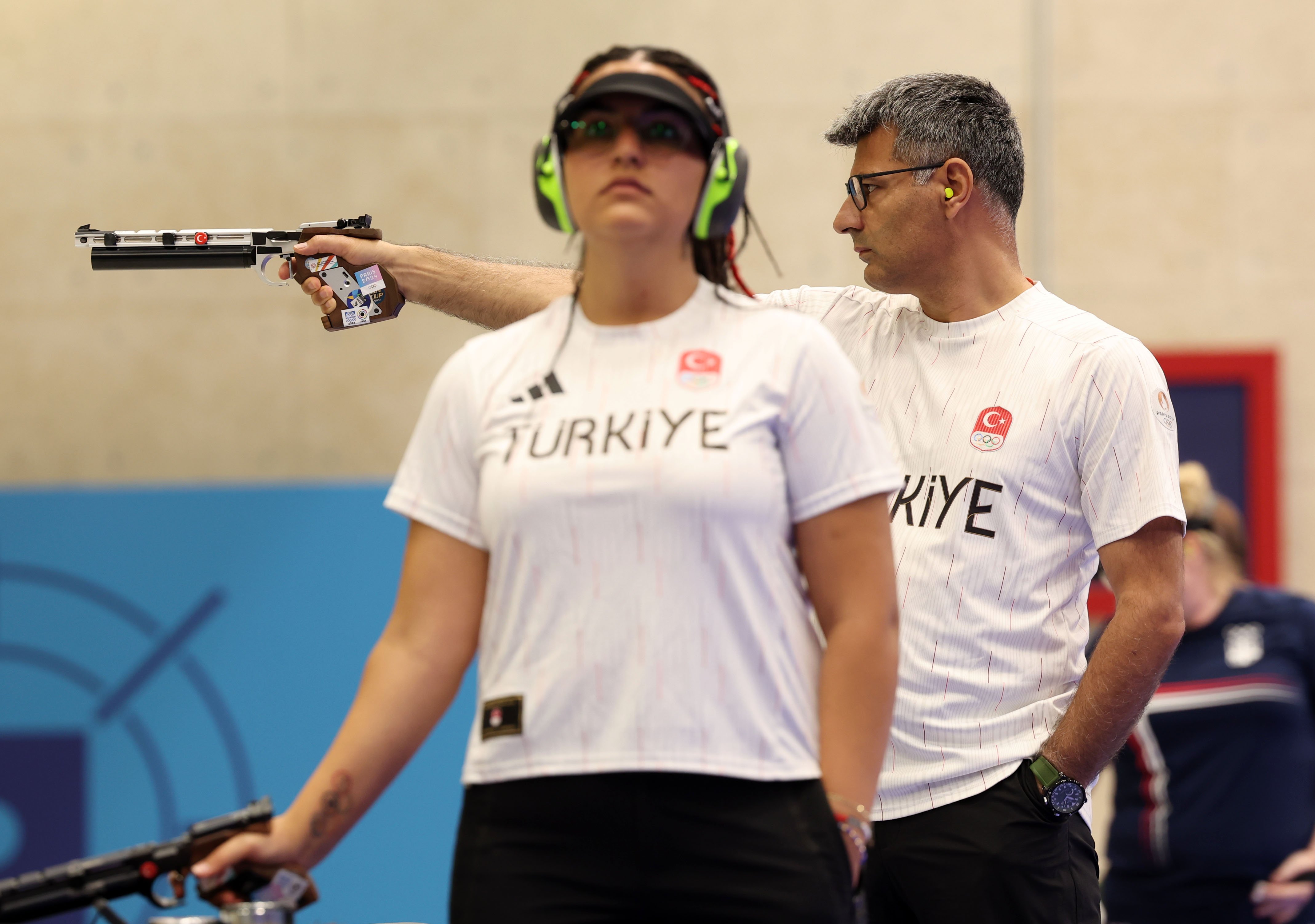 Sevval Ilayda Tarhan y el ex oficial compiten en el combate por equipos mixtos de tiro con pistola de aire comprimido de 10 metros en los Juegos Olímpicos de París el 30 de julio de 2024, en Chateauroux, Francia | Fuente: Getty Images