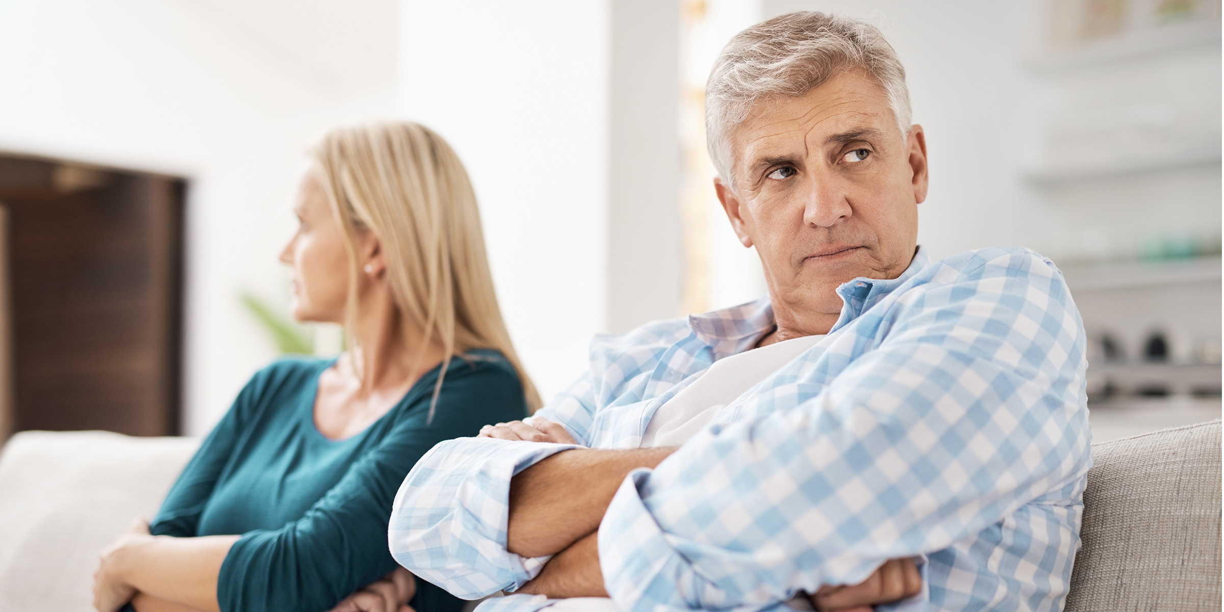 Una pareja con los brazos cruzados | Fuente: Shutterstock