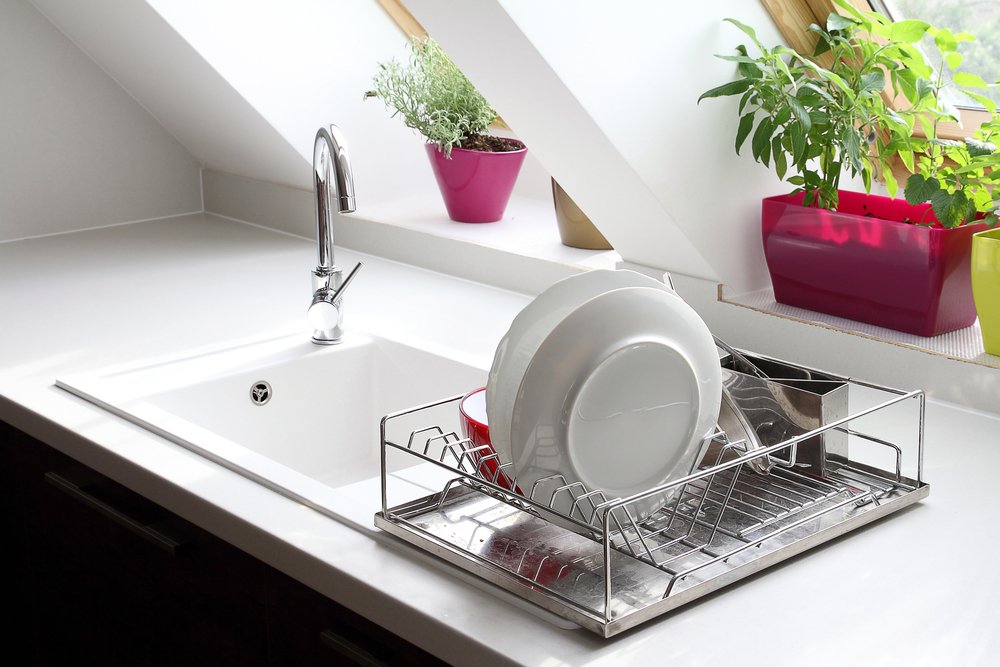 Lava los platos después de la cena-Imagen tomada de Shutterstock