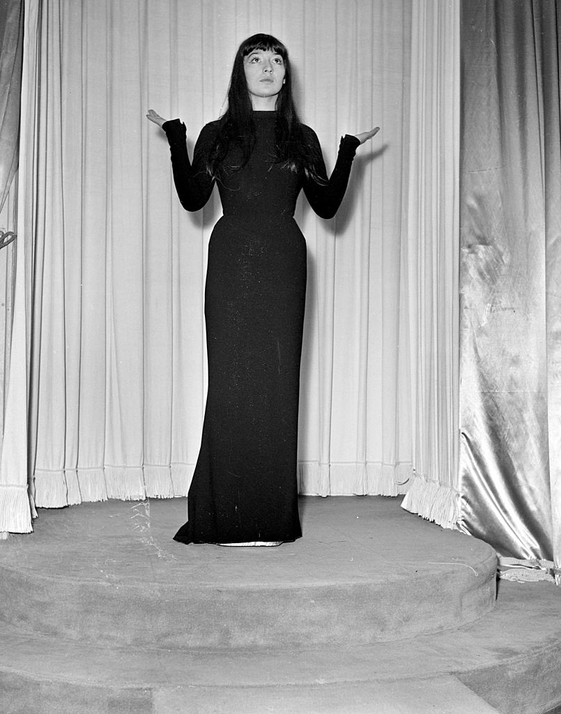La actriz y cantante francesa, Juliette Gréco, posando con un vestido negro largo, en 1950. | Foto: Getty Images