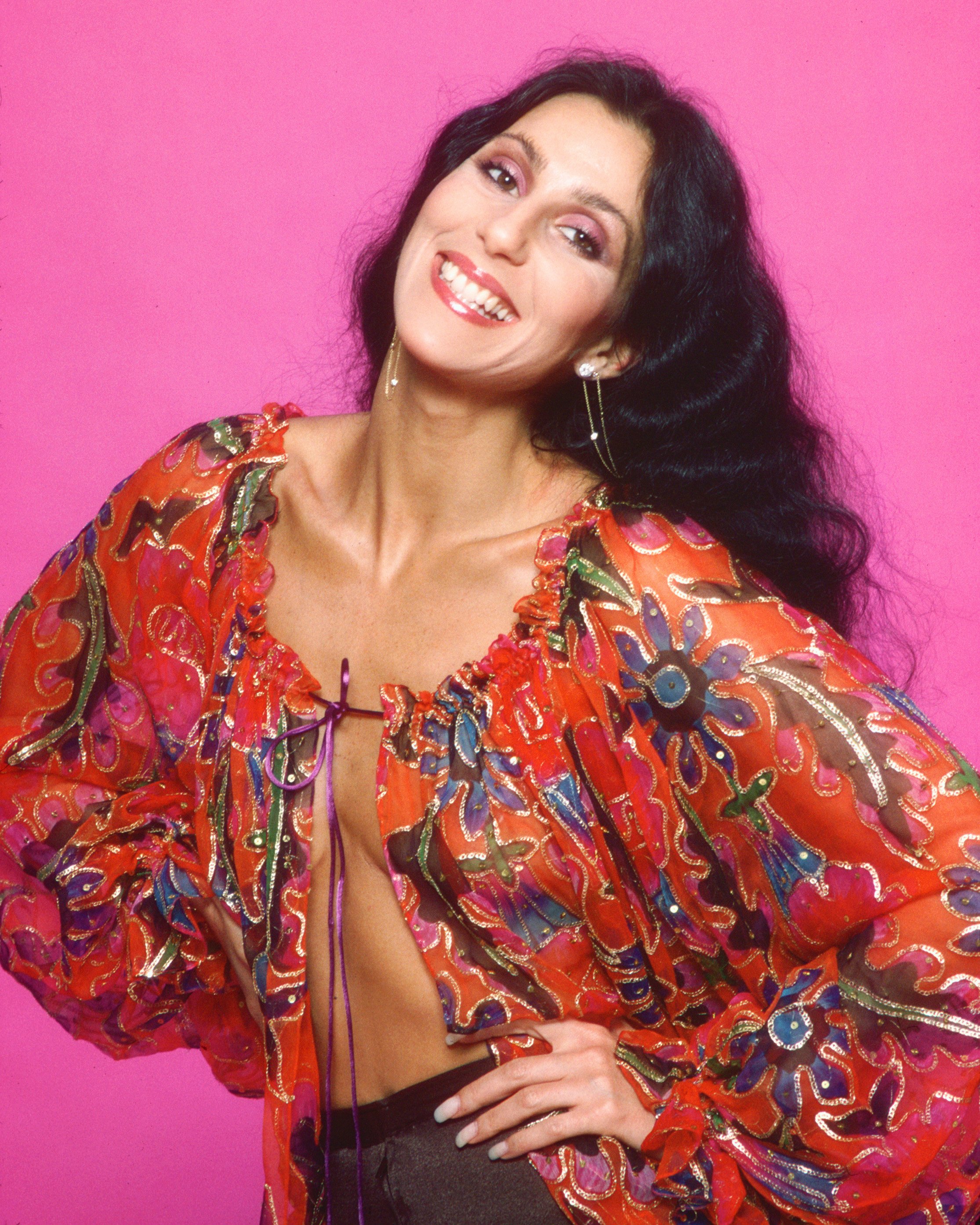 Cher posa para una sesión de fotos con una blusa de Bob Mackie en Los Ángeles, California, el 21 de marzo de 1977. | Foto: Getty Images