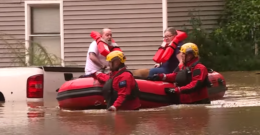 Servicios de rescate evacuando a personas, como se ve en un vídeo del 3 de octubre de 2024 | Fuente: YouTube/Global News