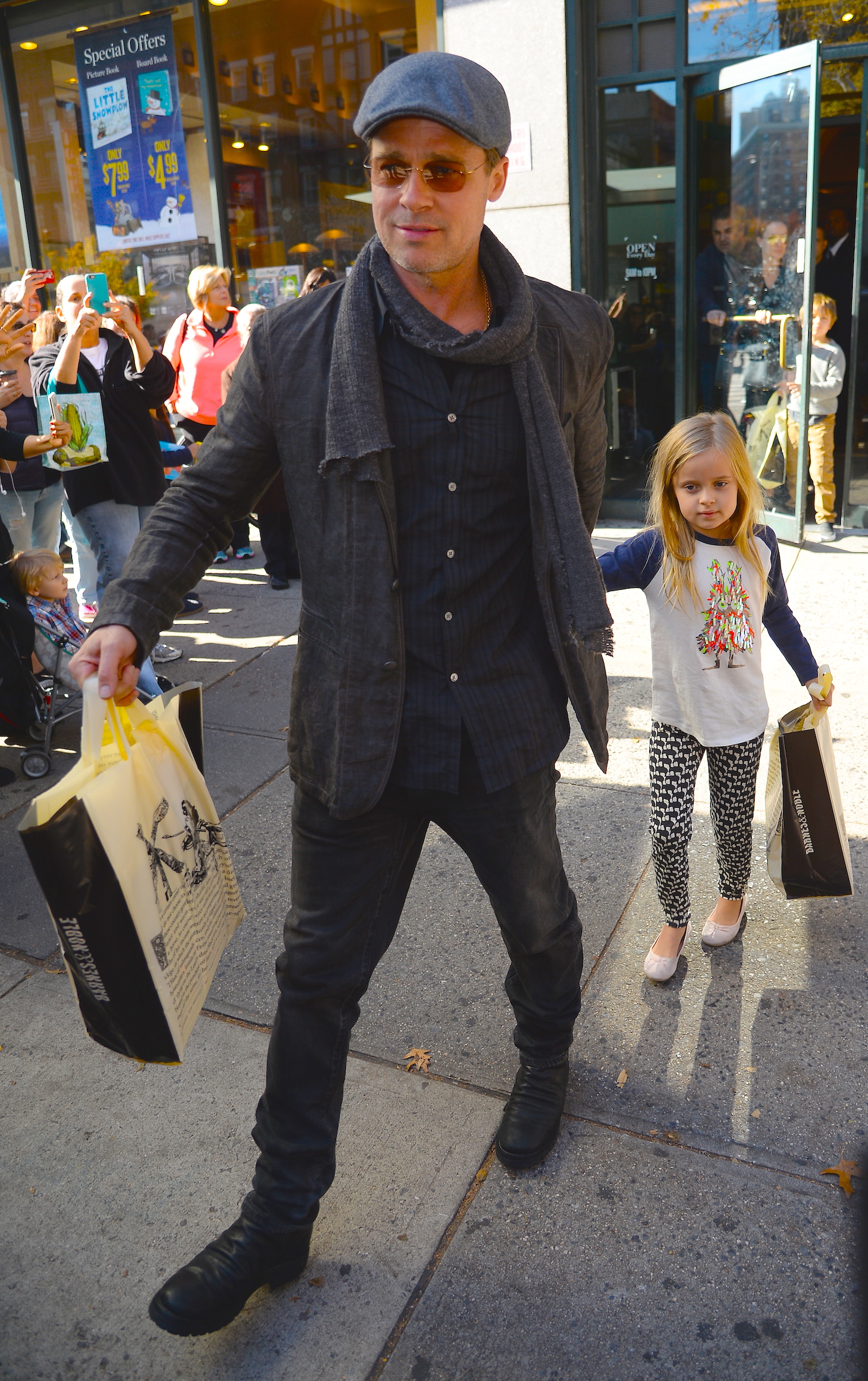 Brad Pitt y Vivienne Jolie-Pitt son vistos saliendo de Barnes & Noble en Midtown el 3 de noviembre de 2015 | Fuente: Getty Images