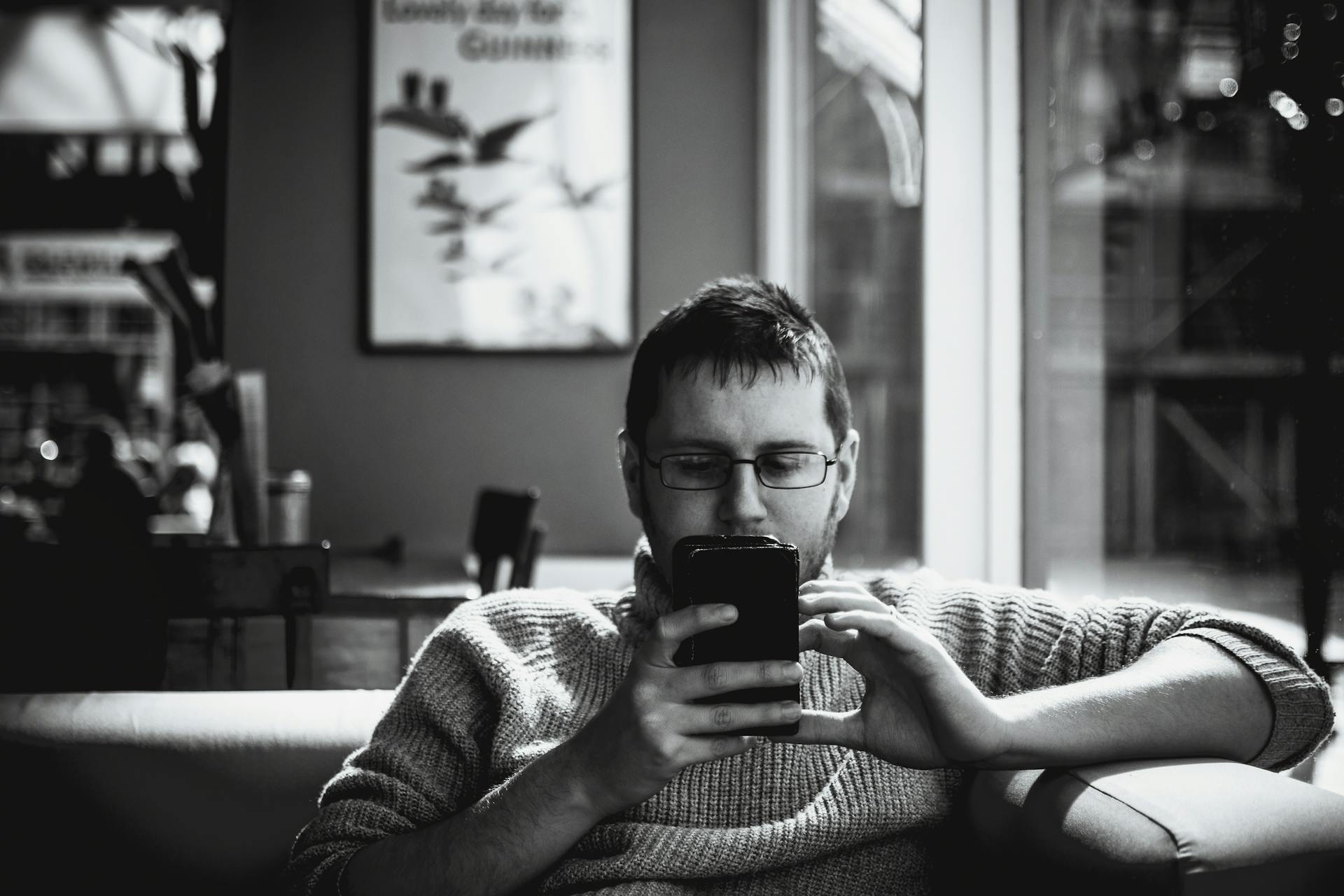 Un hombre con un teléfono móvil en la mano | Fuente: Pexels
