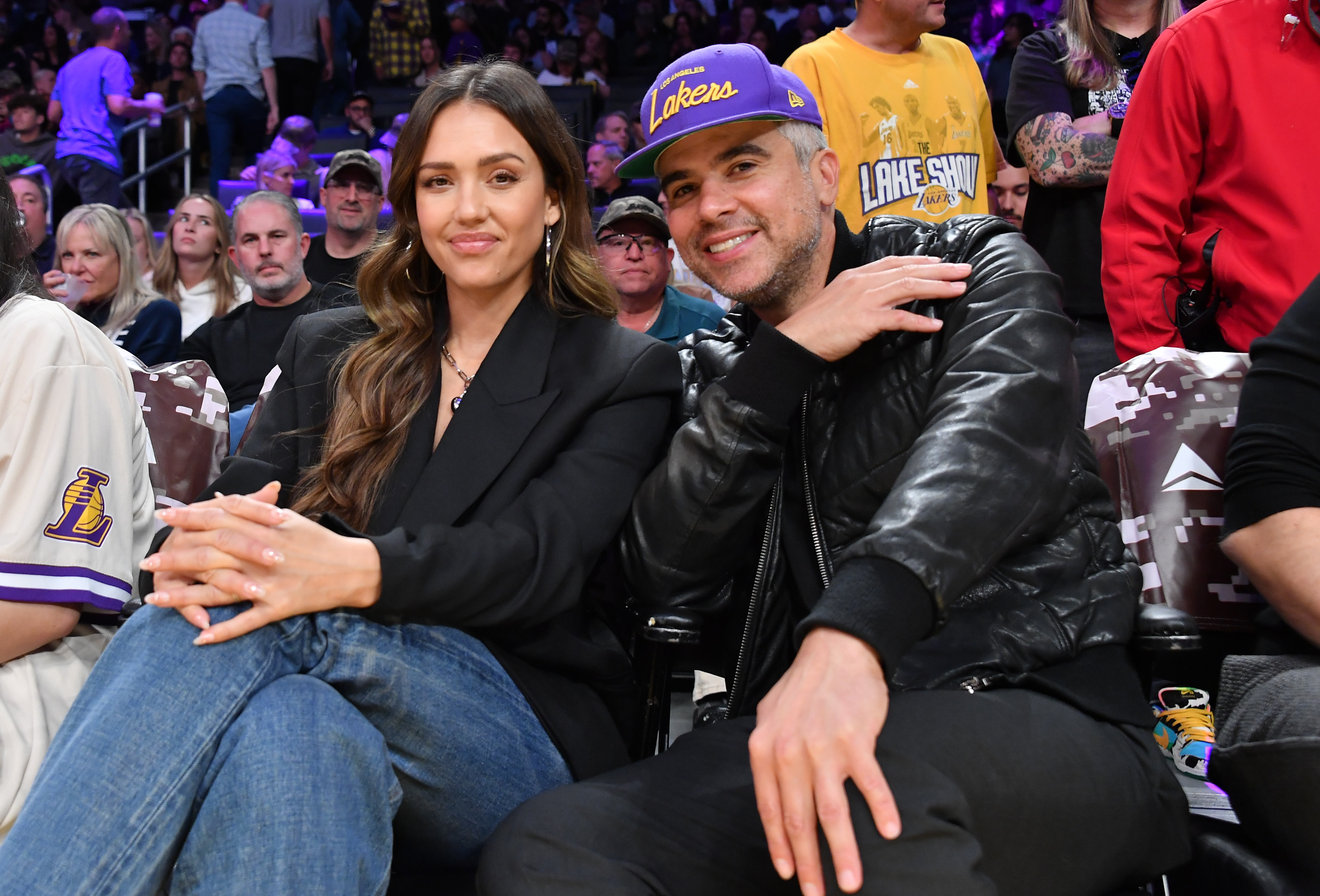 Jessica Alba y Cash Warren asisten a un partido de baloncesto el 10 de noviembre de 2024, en Los Ángeles, California. | Fuente: Getty Images