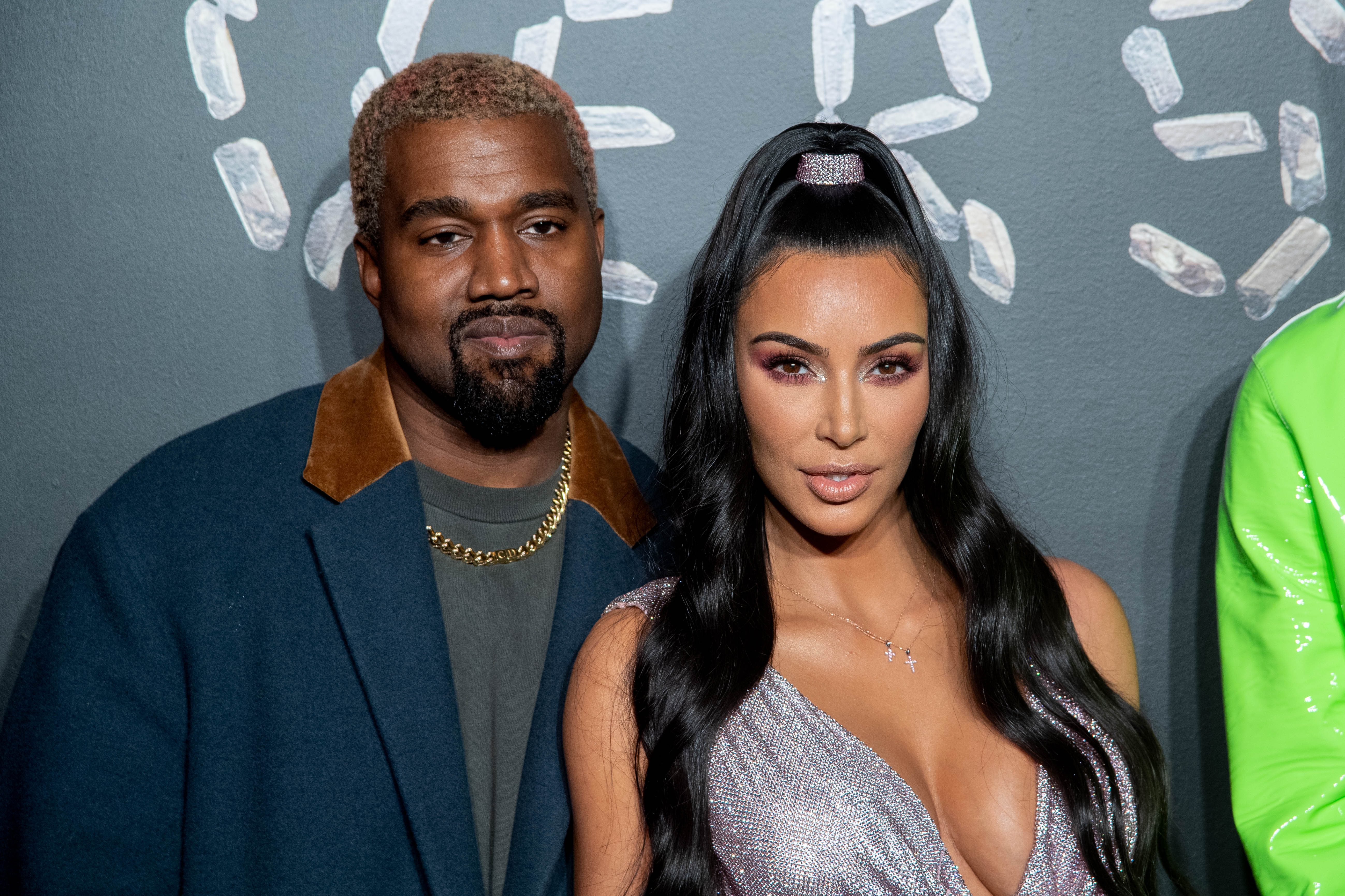 Kanye West y Kim Kardashian West en el desfile de moda Versace otoño 2019 celebrado en el American Stock Exchange Building en el bajo Manhattan el 02 de diciembre de 2018 en la ciudad de Nueva York | Imagen: Getty Images