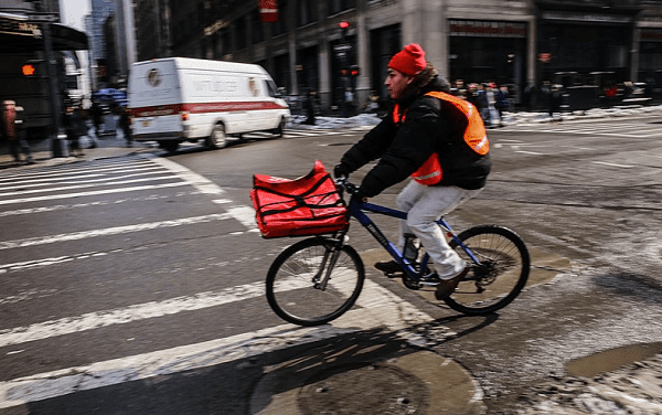 Repartidor de pizza en bicicleta. | Foto: Wikimedia Commons