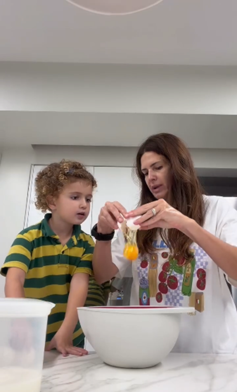 Isabel Macedo junto a su hija pequeña Julia, preparando la torta de cumpleaños para su primogénita Belita | Fuente: Instagram/isabelmacedophoto