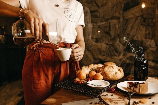 Una camarera sirve café. | Foto: Pexels